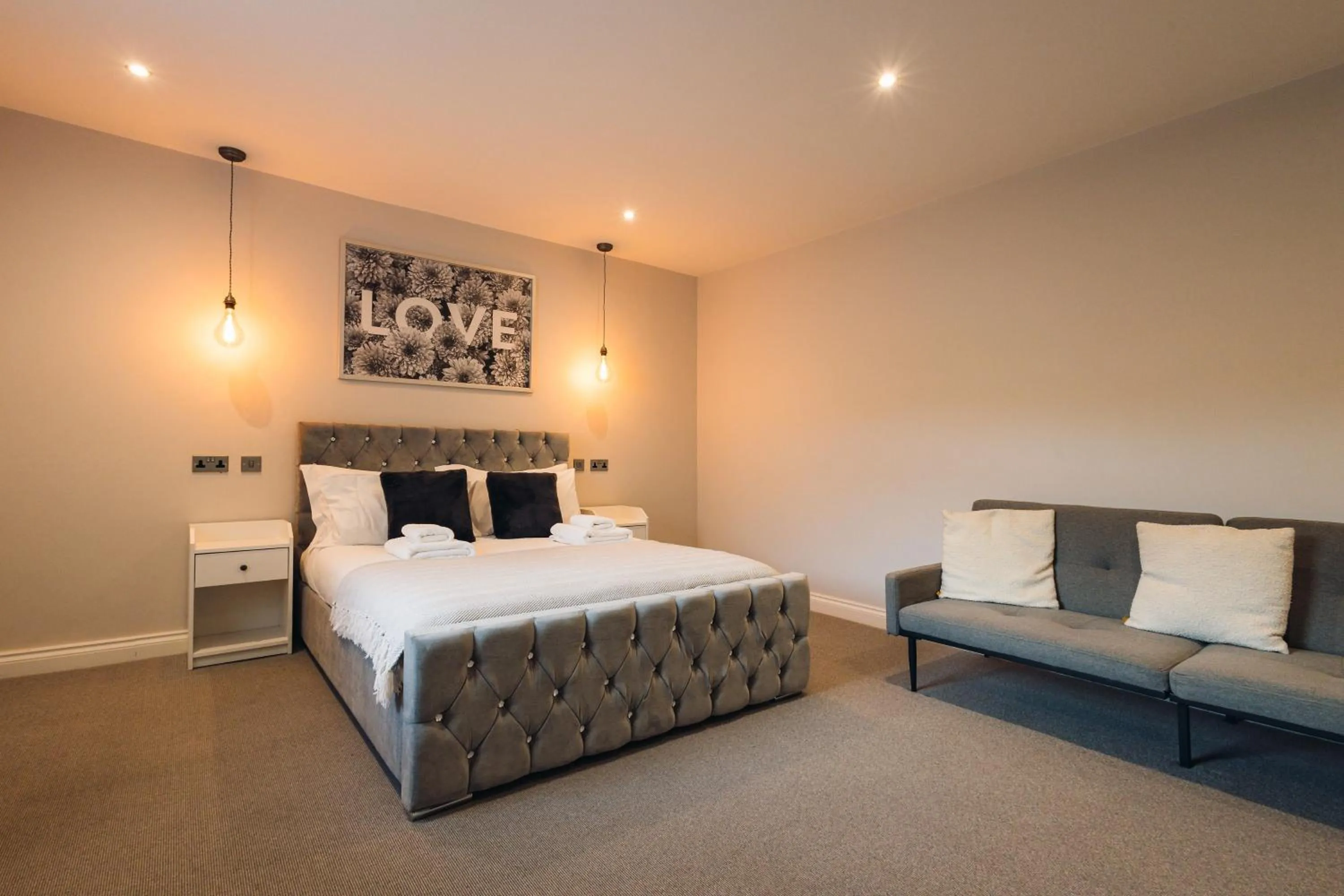 Bedroom, Bed in The Station Restaurant & Bar