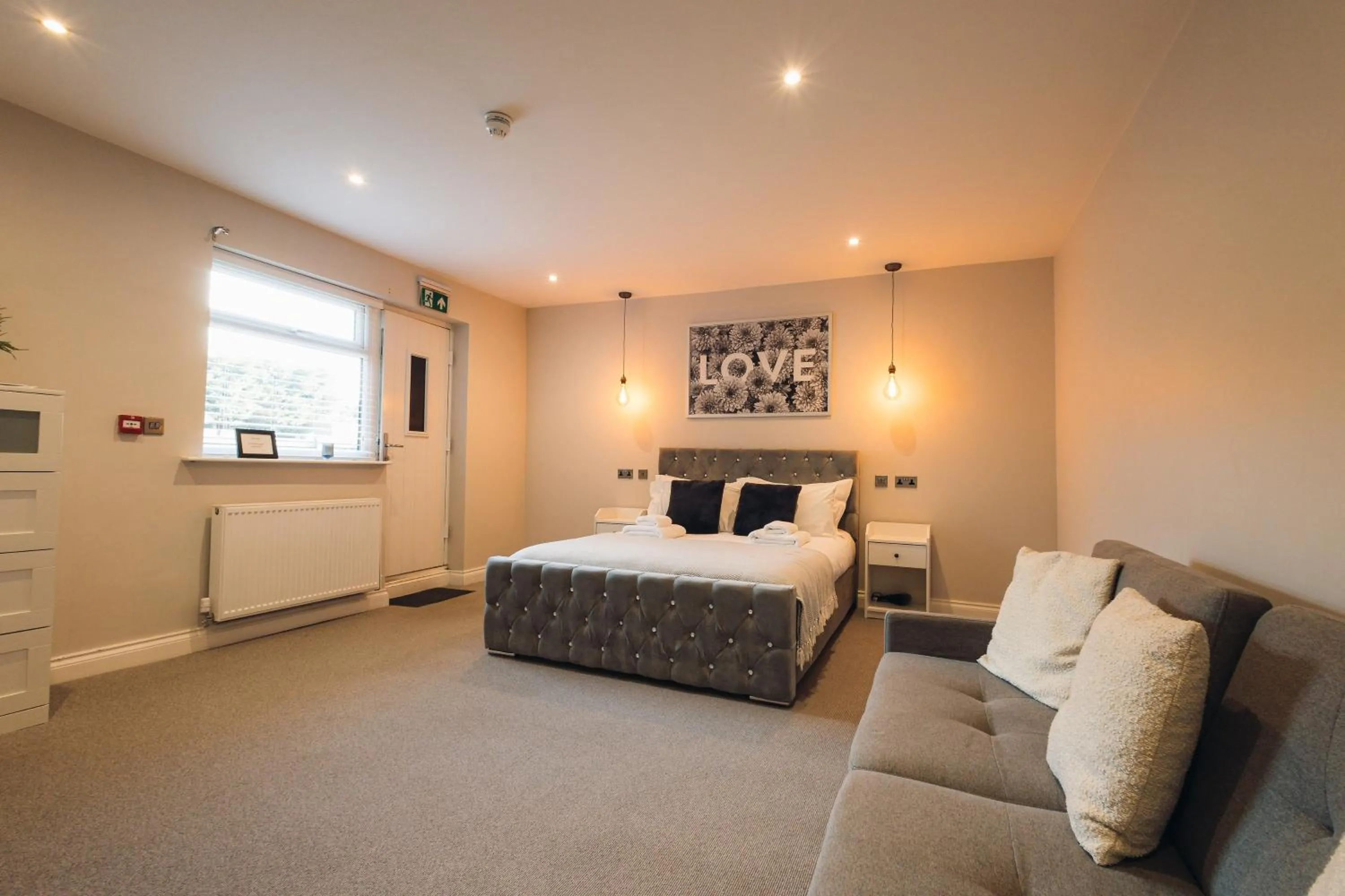 Bedroom, Bed in The Station Restaurant & Bar