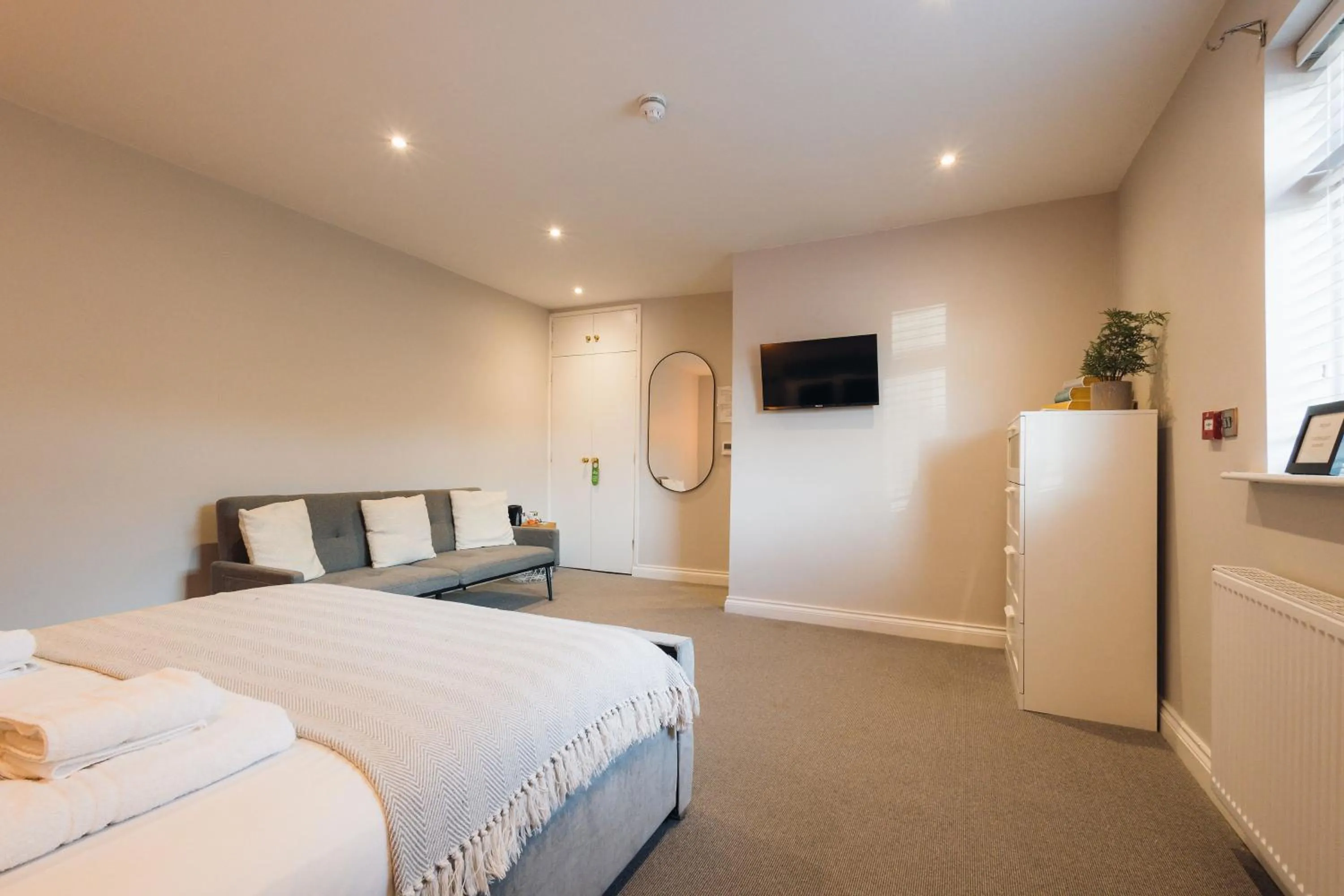 Bedroom, Bed in The Station Restaurant & Bar