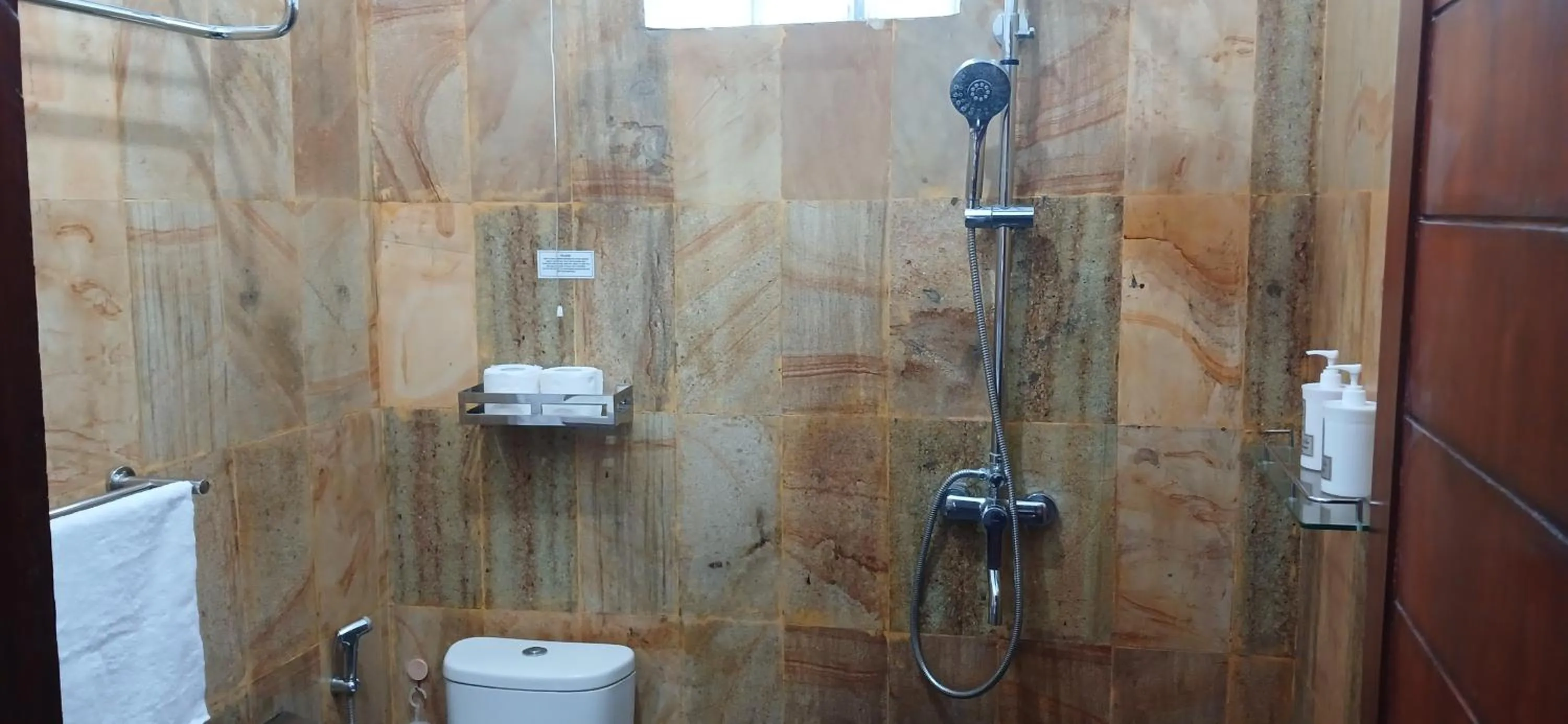 Bathroom in Dewi Sri Guesthouse