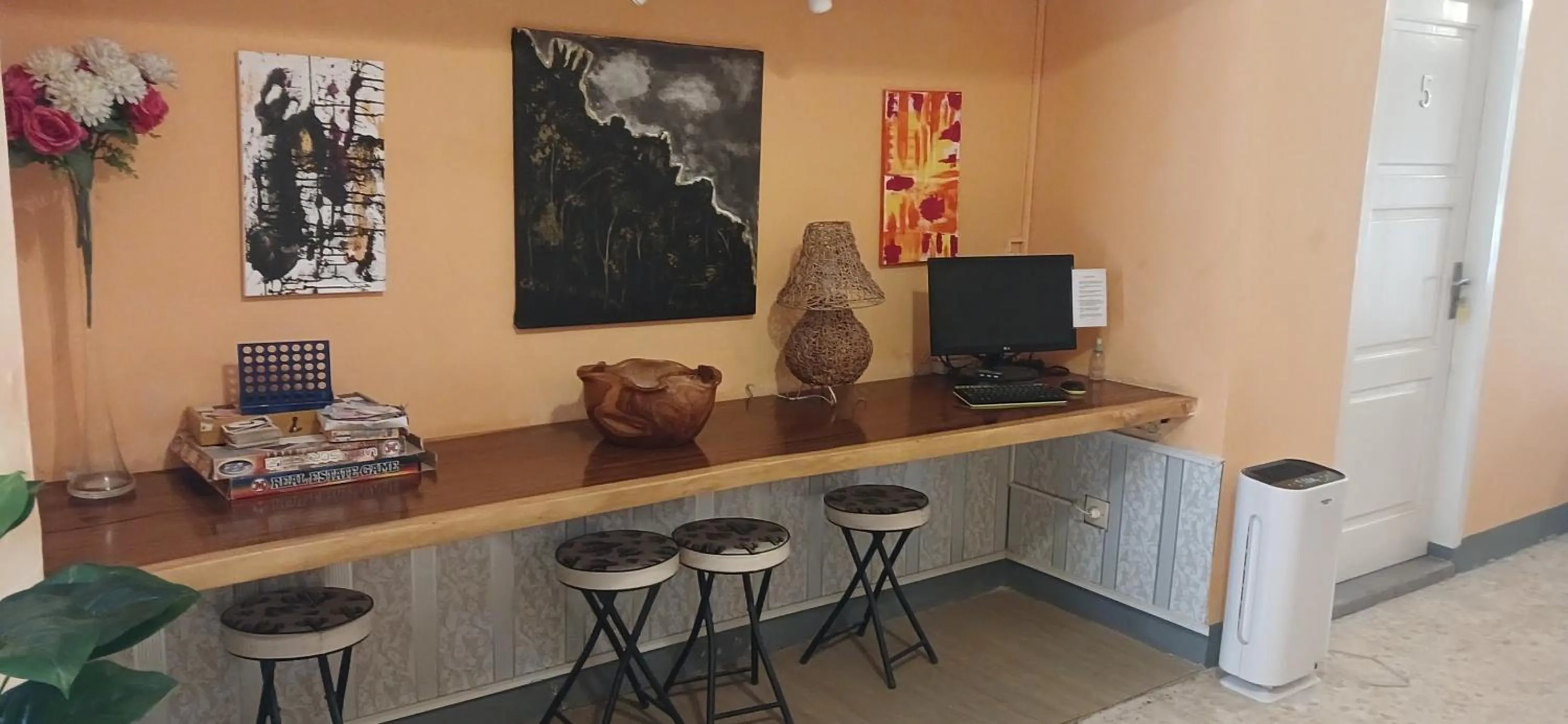 Communal lounge/ TV room in Dewi Sri Guesthouse