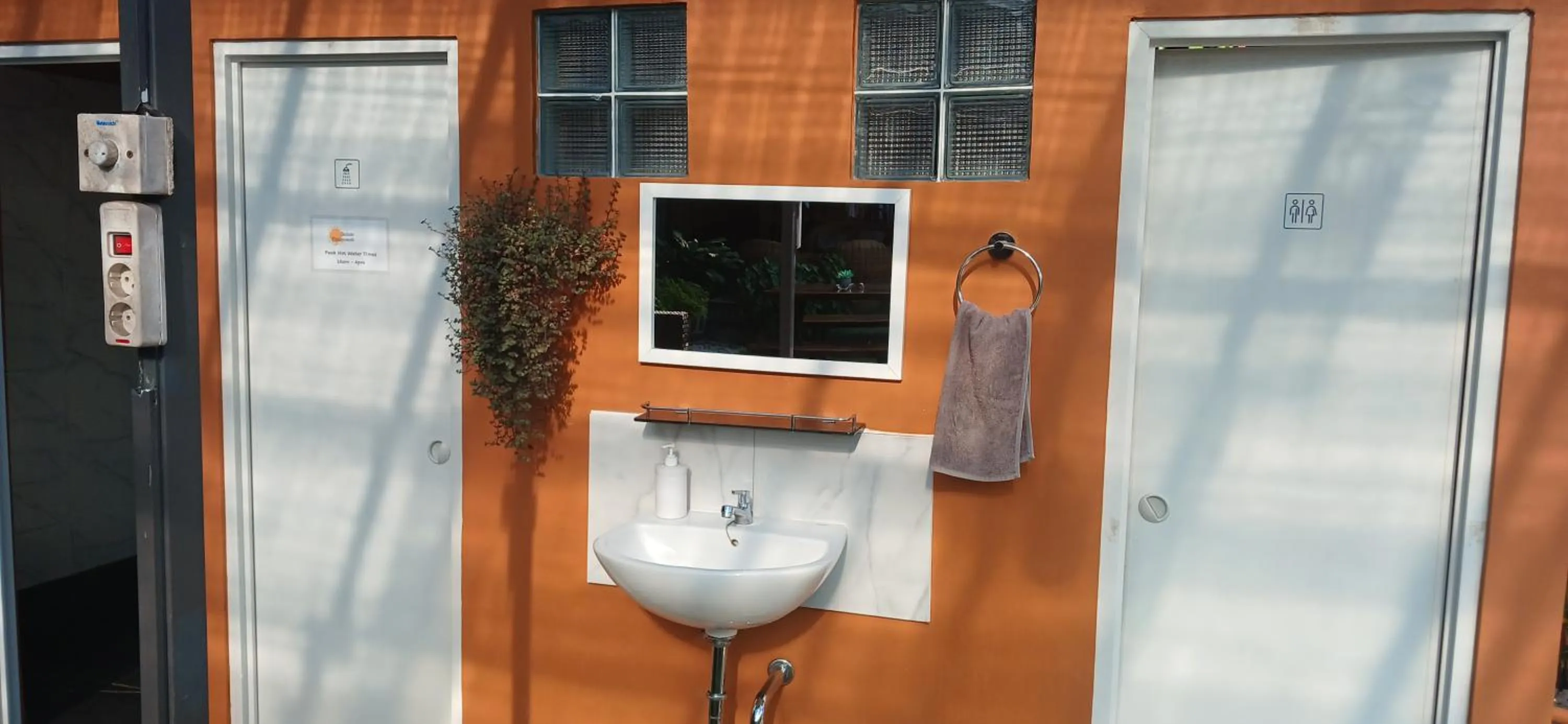 Bathroom in Dewi Sri Guesthouse