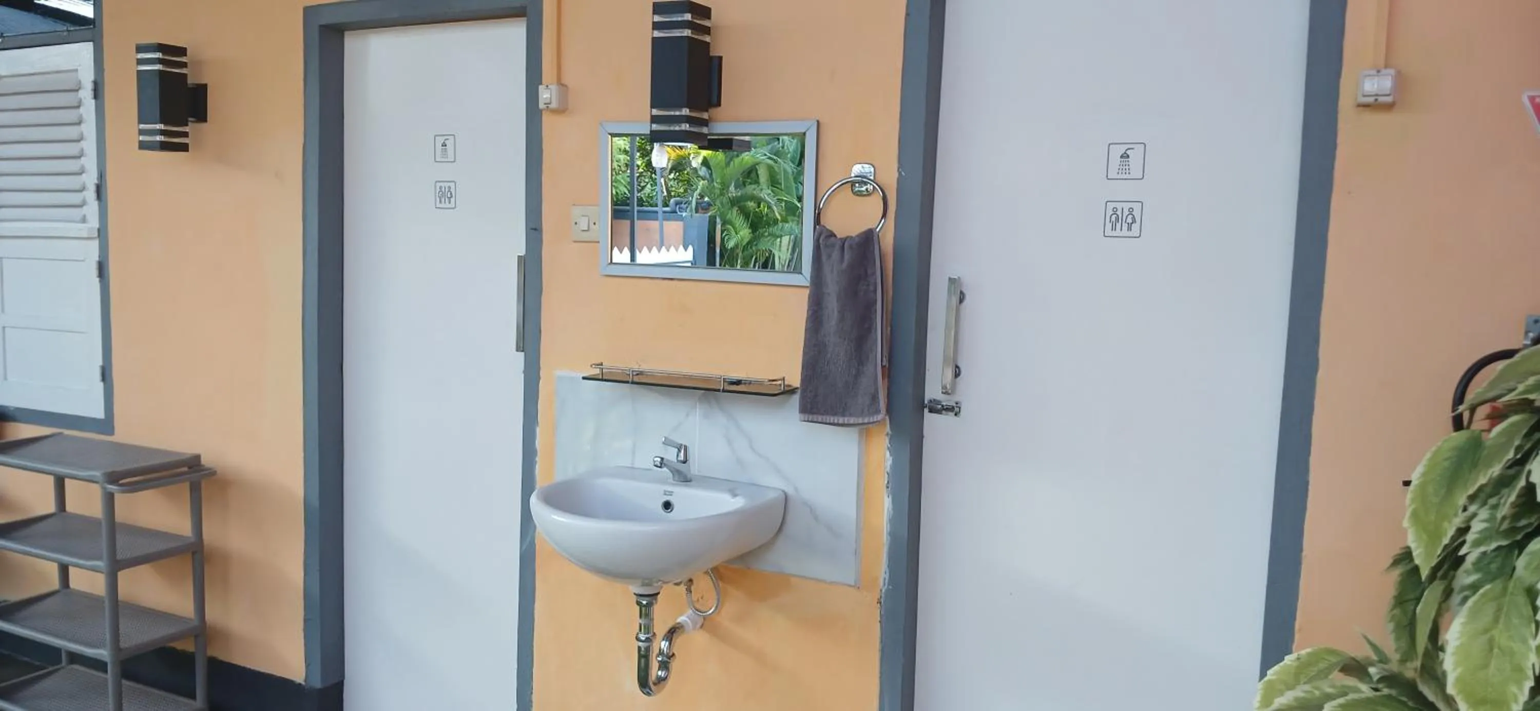 Bathroom in Dewi Sri Guesthouse