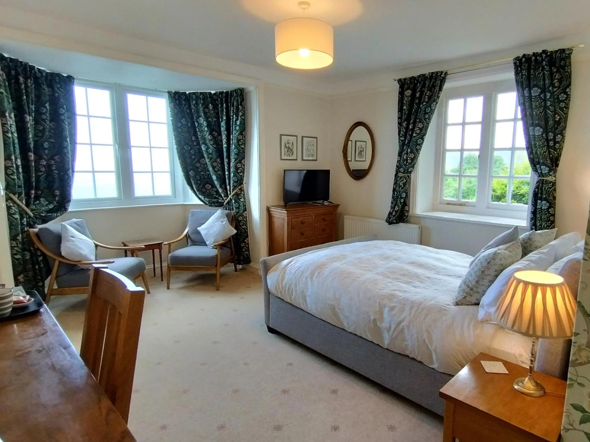 Photo of the whole room, Bed in Chough's Nest Hotel