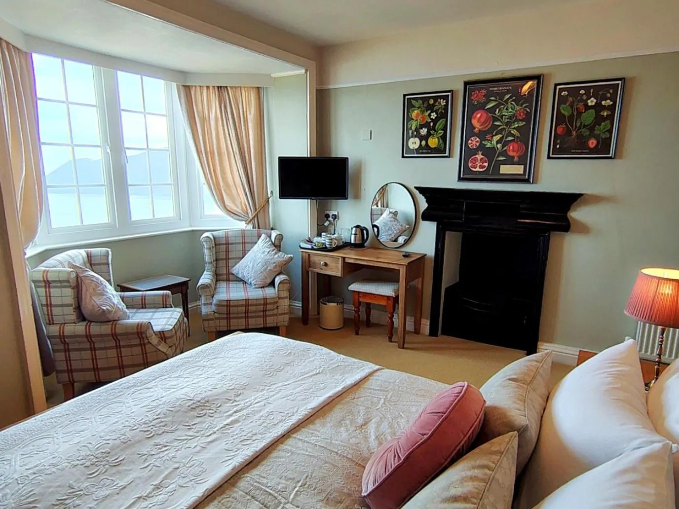 Bed in Chough's Nest Hotel