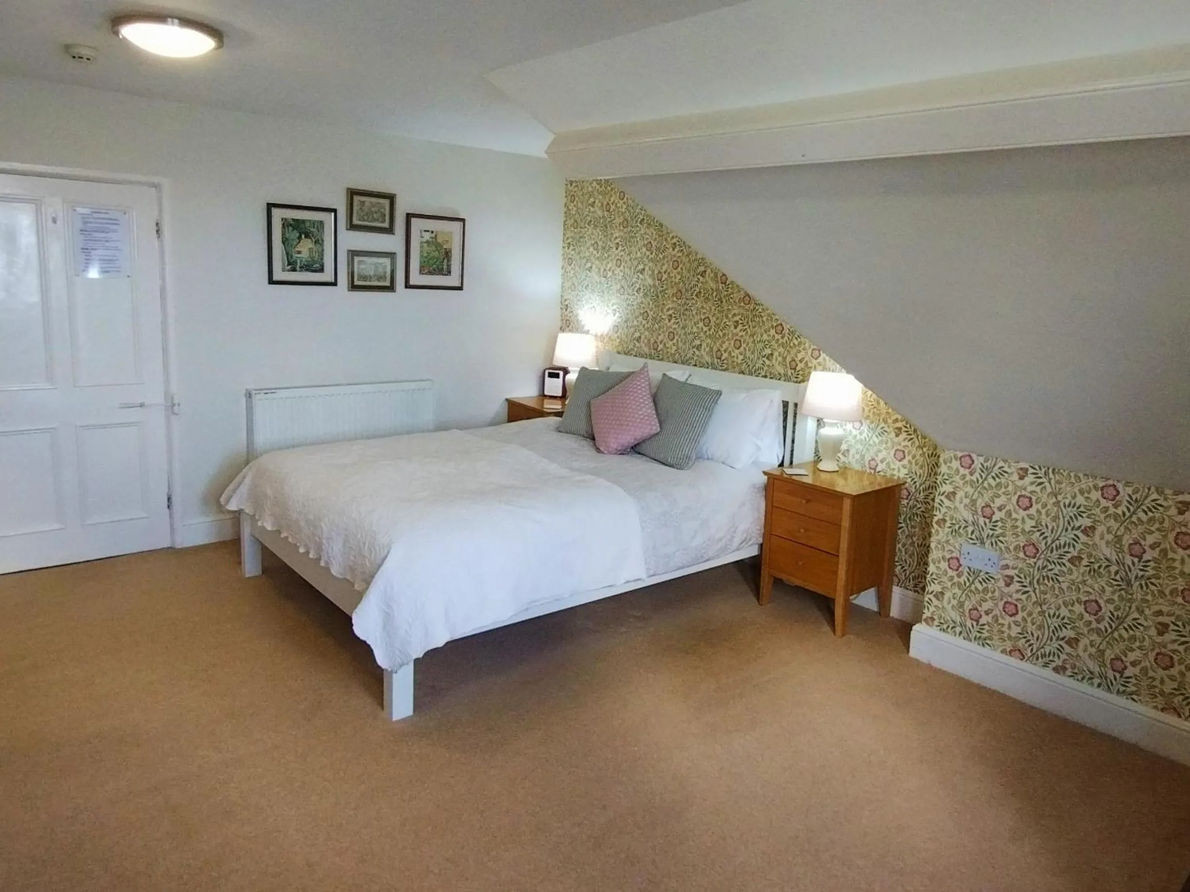 Bed in Chough's Nest Hotel