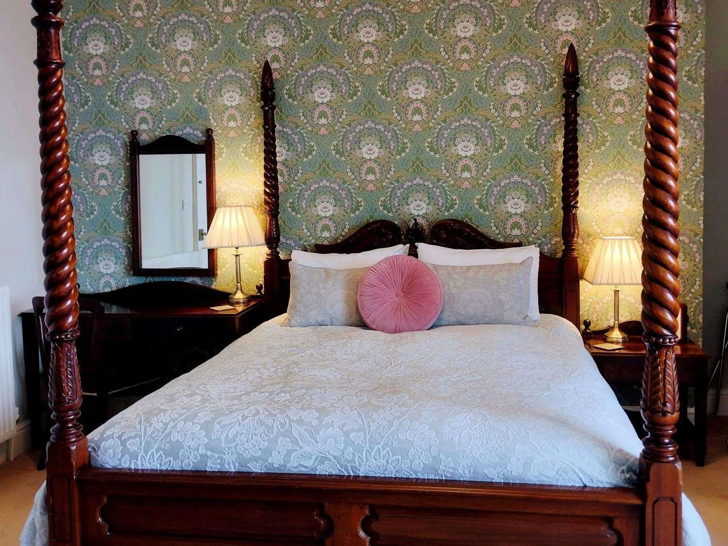 Bed in Chough's Nest Hotel