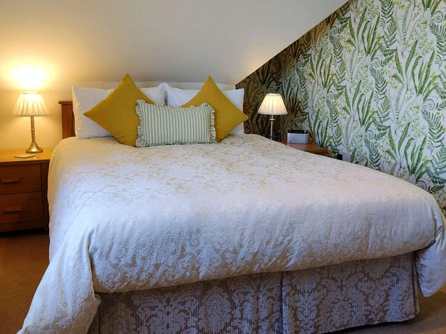 Bed in Chough's Nest Hotel