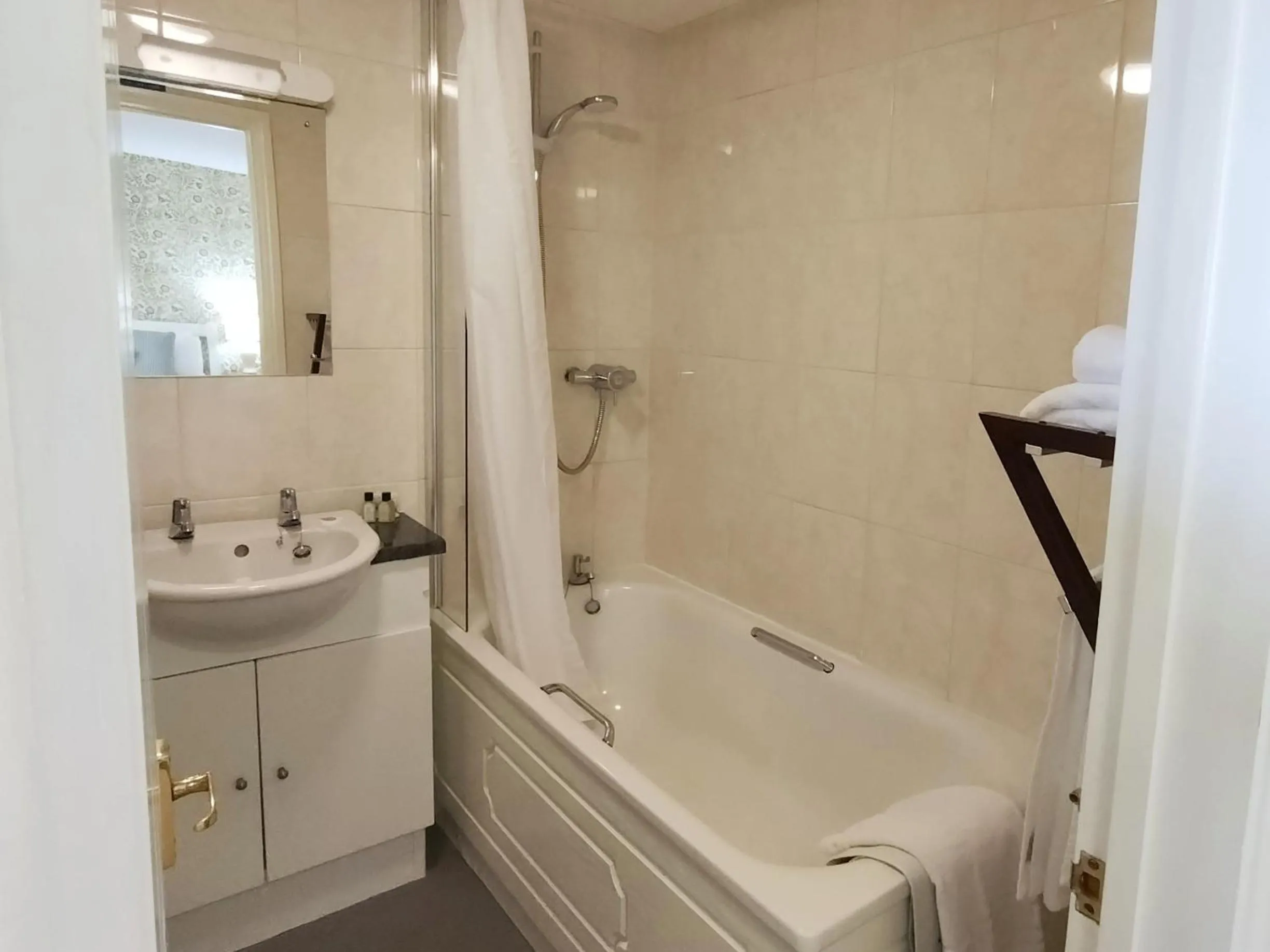 Shower in Chough's Nest Hotel