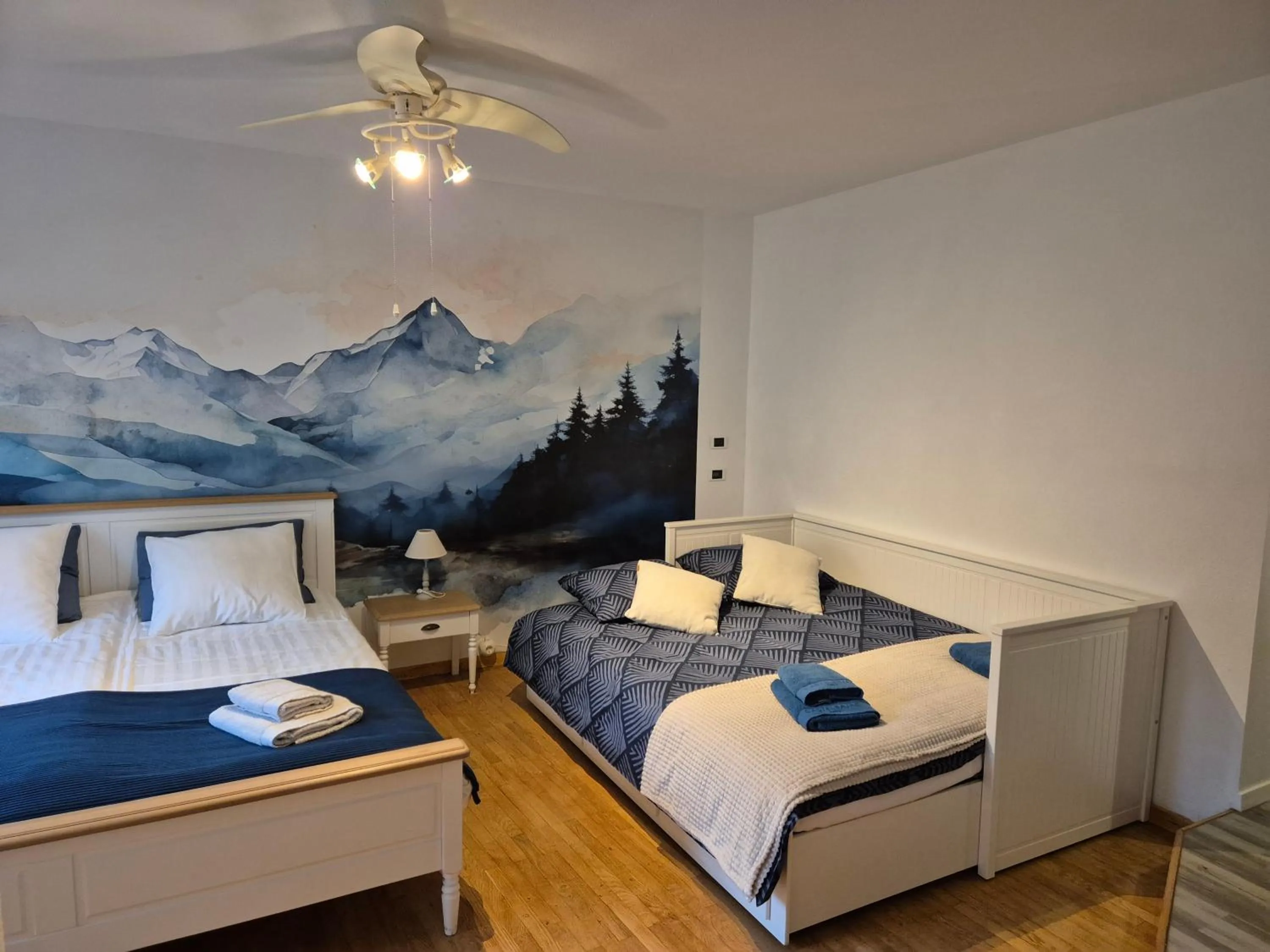 Photo of the whole room, Bed in Au lavoir du Serein "L'Eventail"