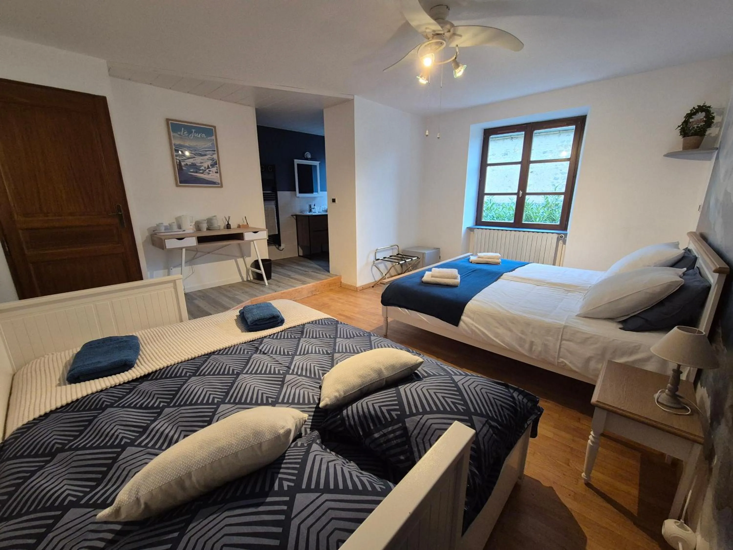 Photo of the whole room, Bed in Au lavoir du Serein "L'Eventail"