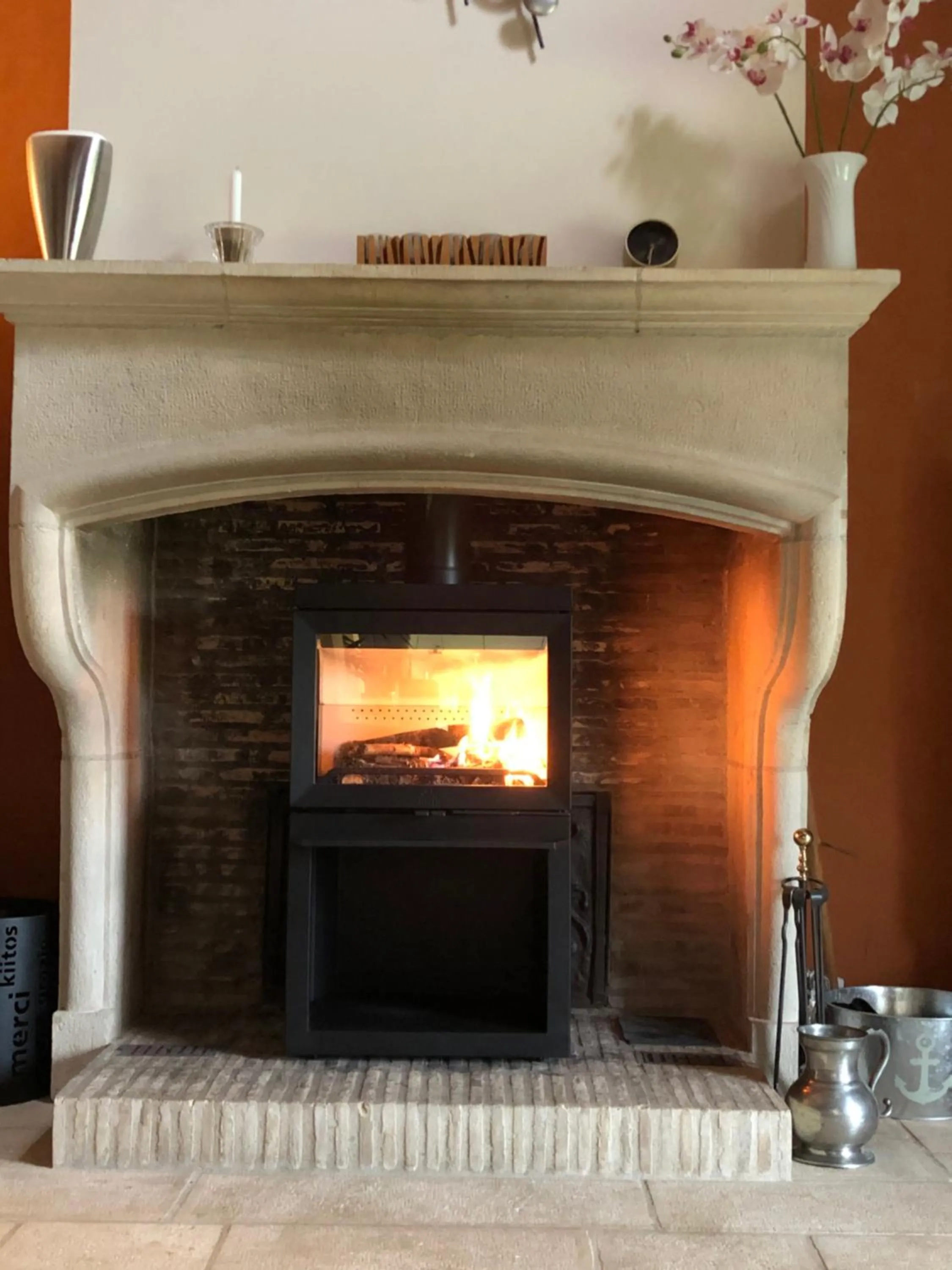 fireplace in Au lavoir du Serein "L'Eventail"