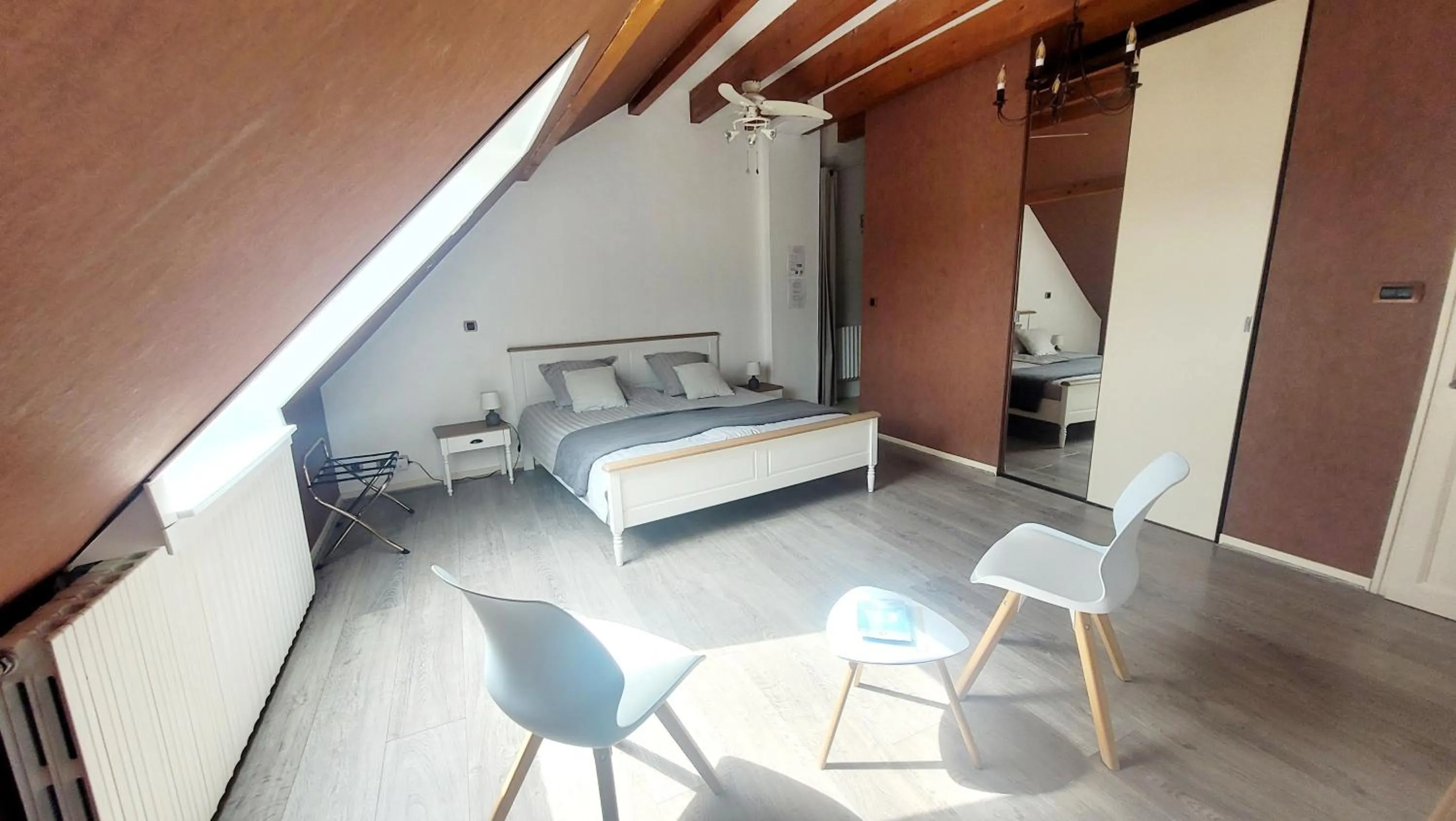 Bedroom, Bed in Au Lavoir du Serein "Les Lavandières"