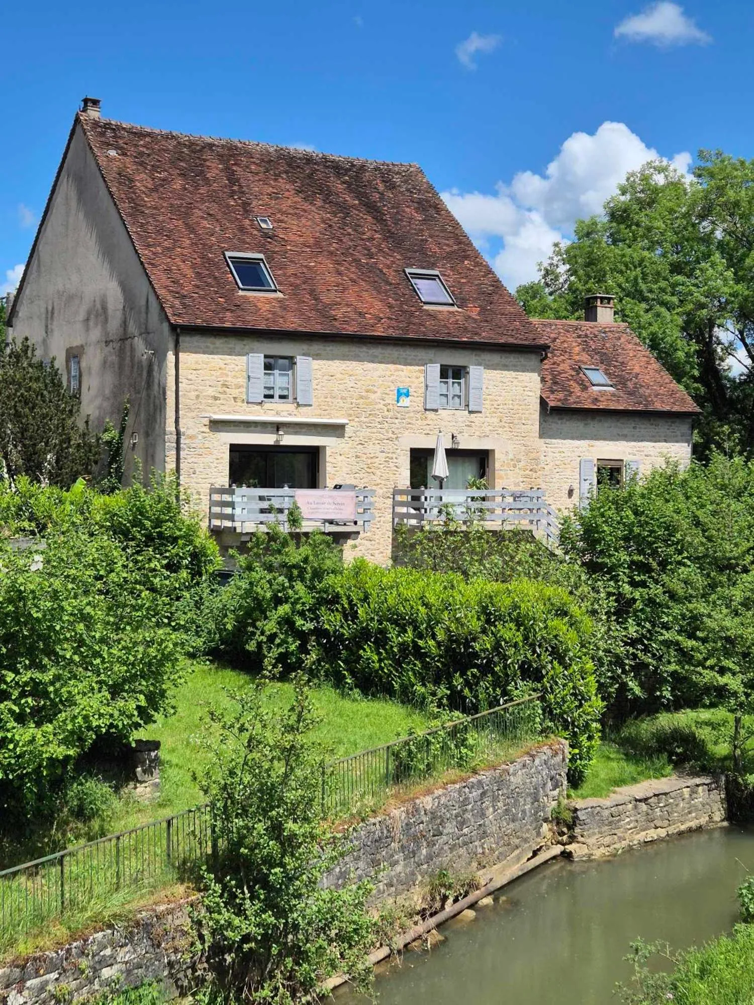 Property Building in Au Lavoir du Serein "Les Lavandières"