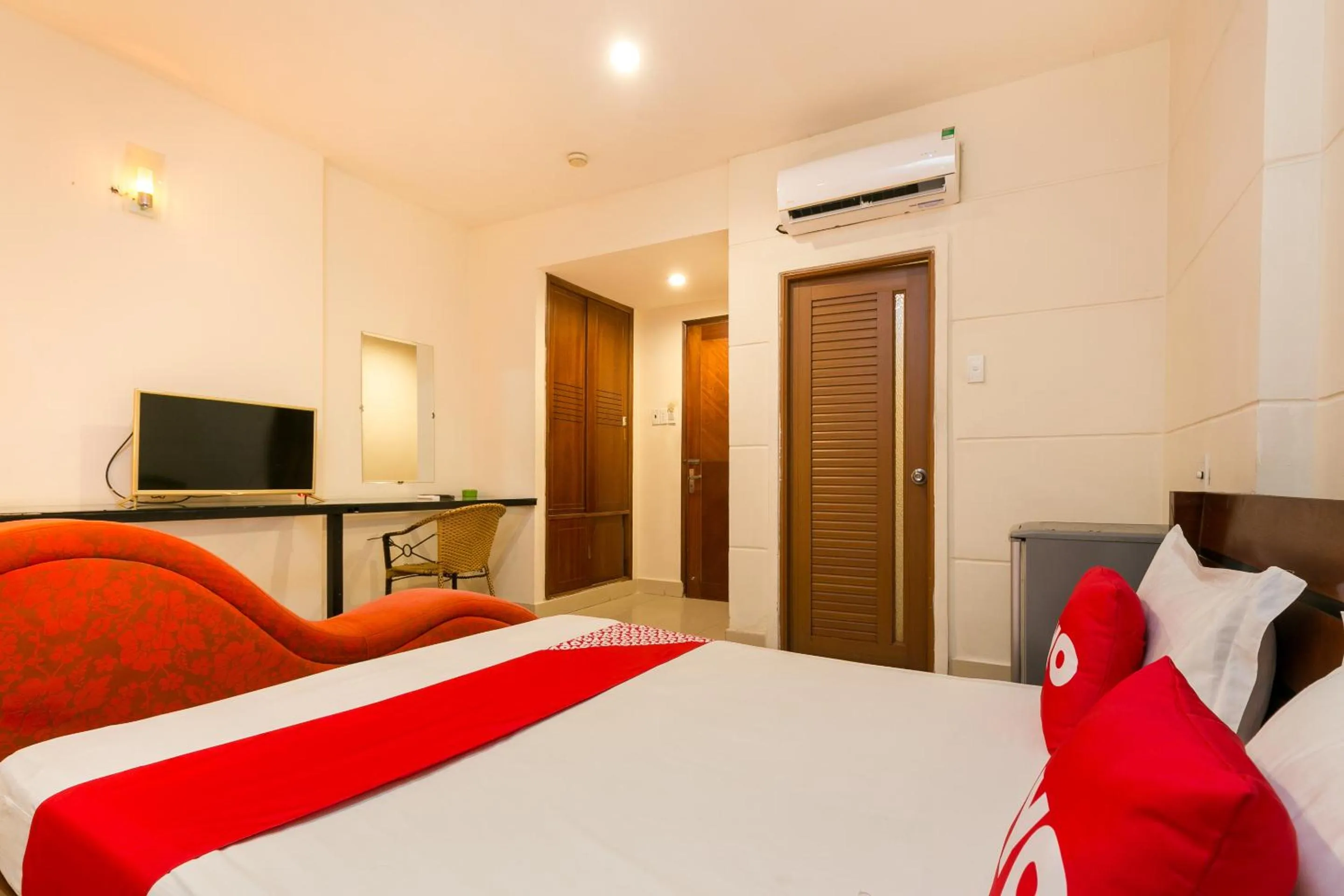 Photo of the whole room, Bed in Hoa My Hotel