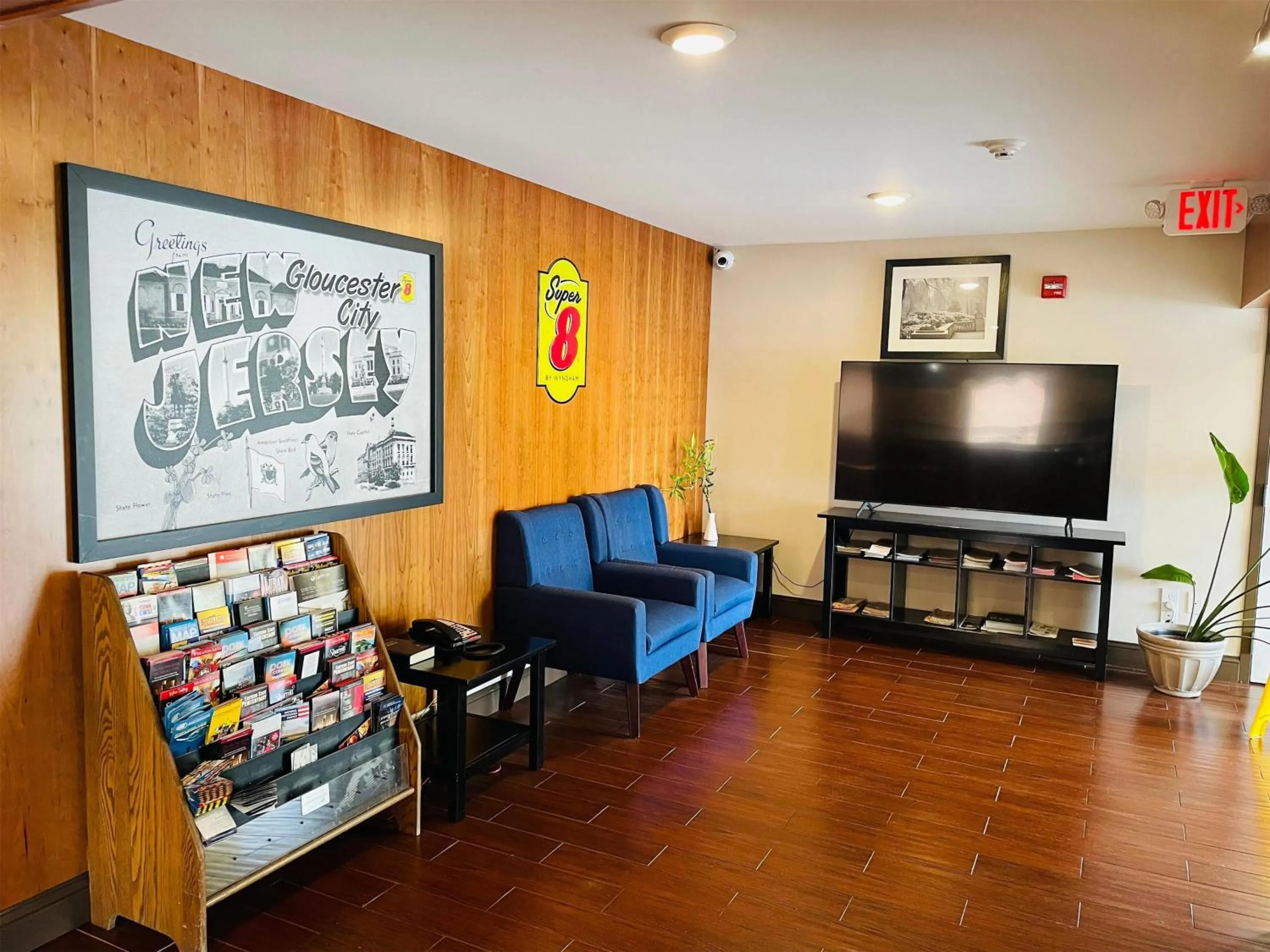 Lobby or reception in Super 8 by Wyndham Gloucester