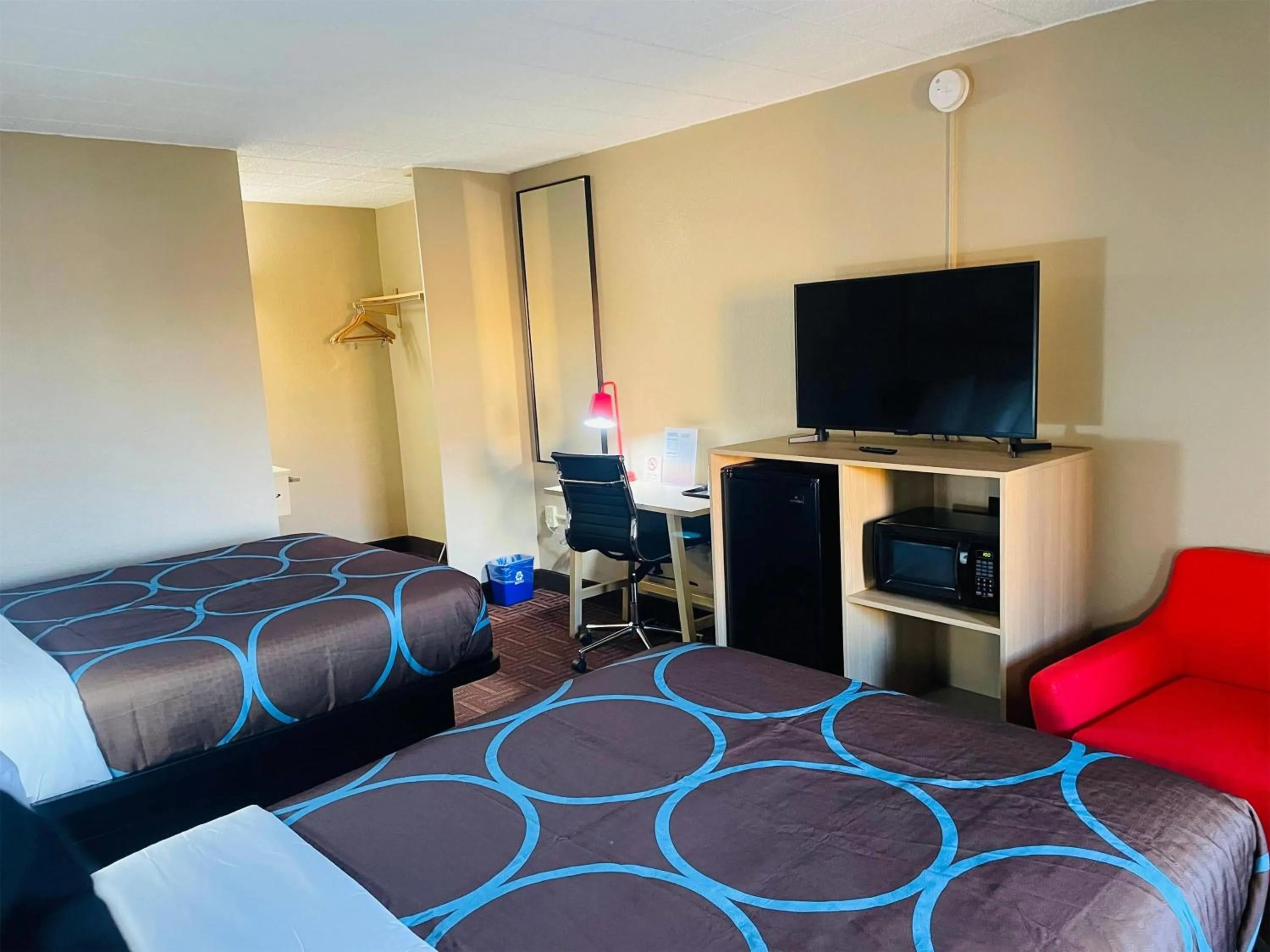 Photo of the whole room, Bed in Super 8 by Wyndham Gloucester