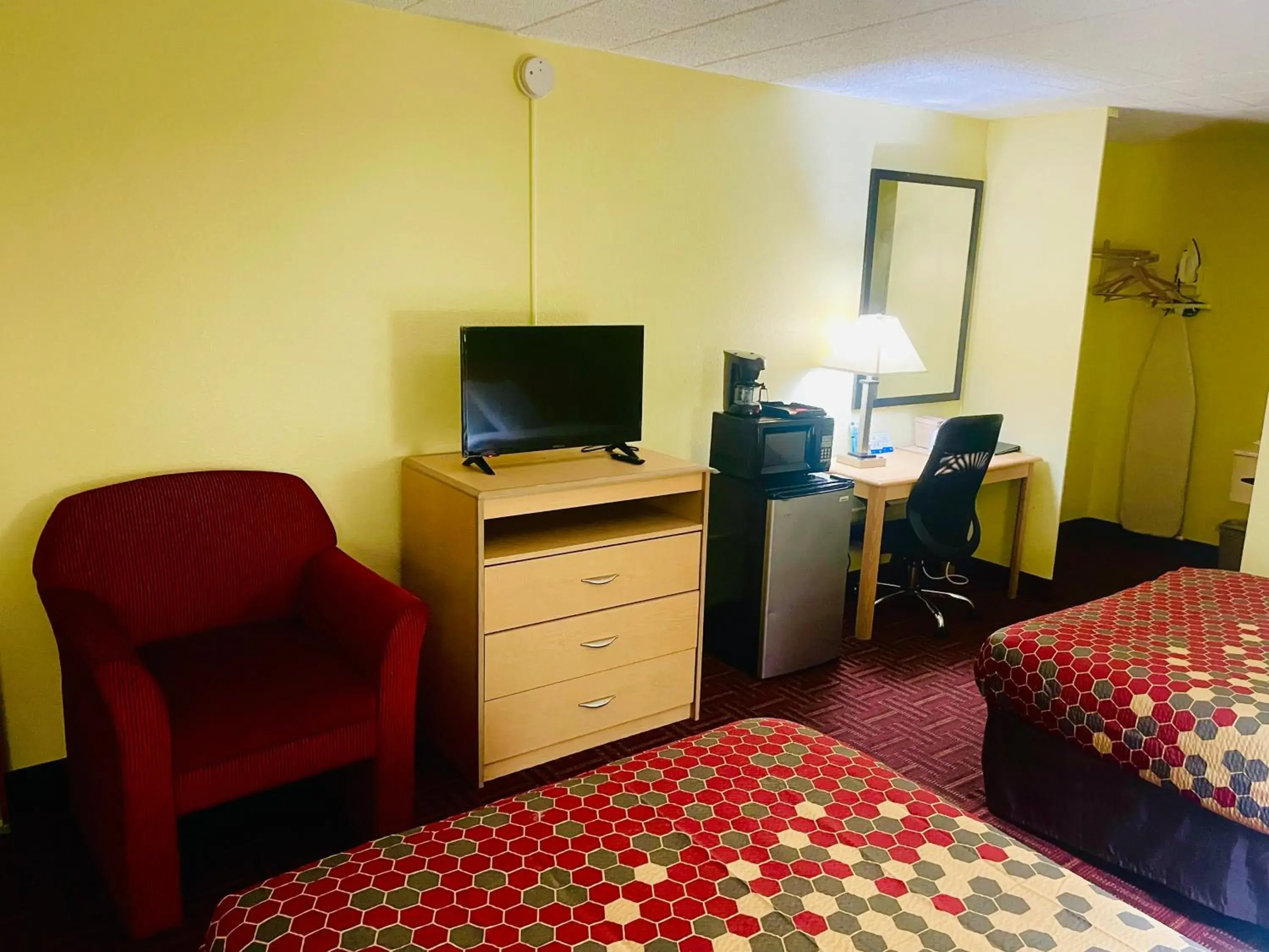 Double Room with Two Double Beds - Non-Smoking in Super 8 by Wyndham Gloucester Double Room with Two Double Beds - Non-Smoking in Super 8 by Wyndham Gloucester
