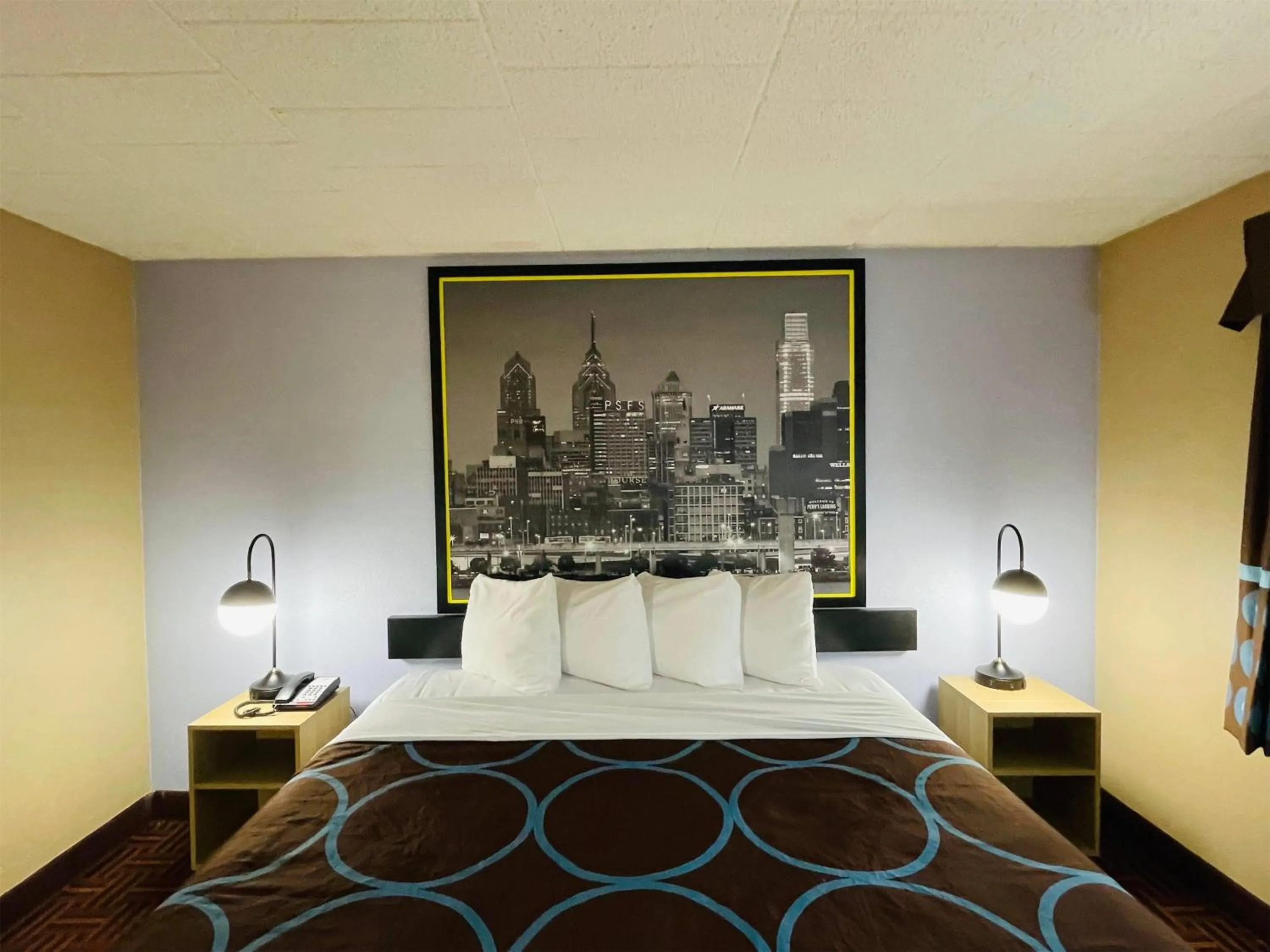 Photo of the whole room in Super 8 by Wyndham Gloucester