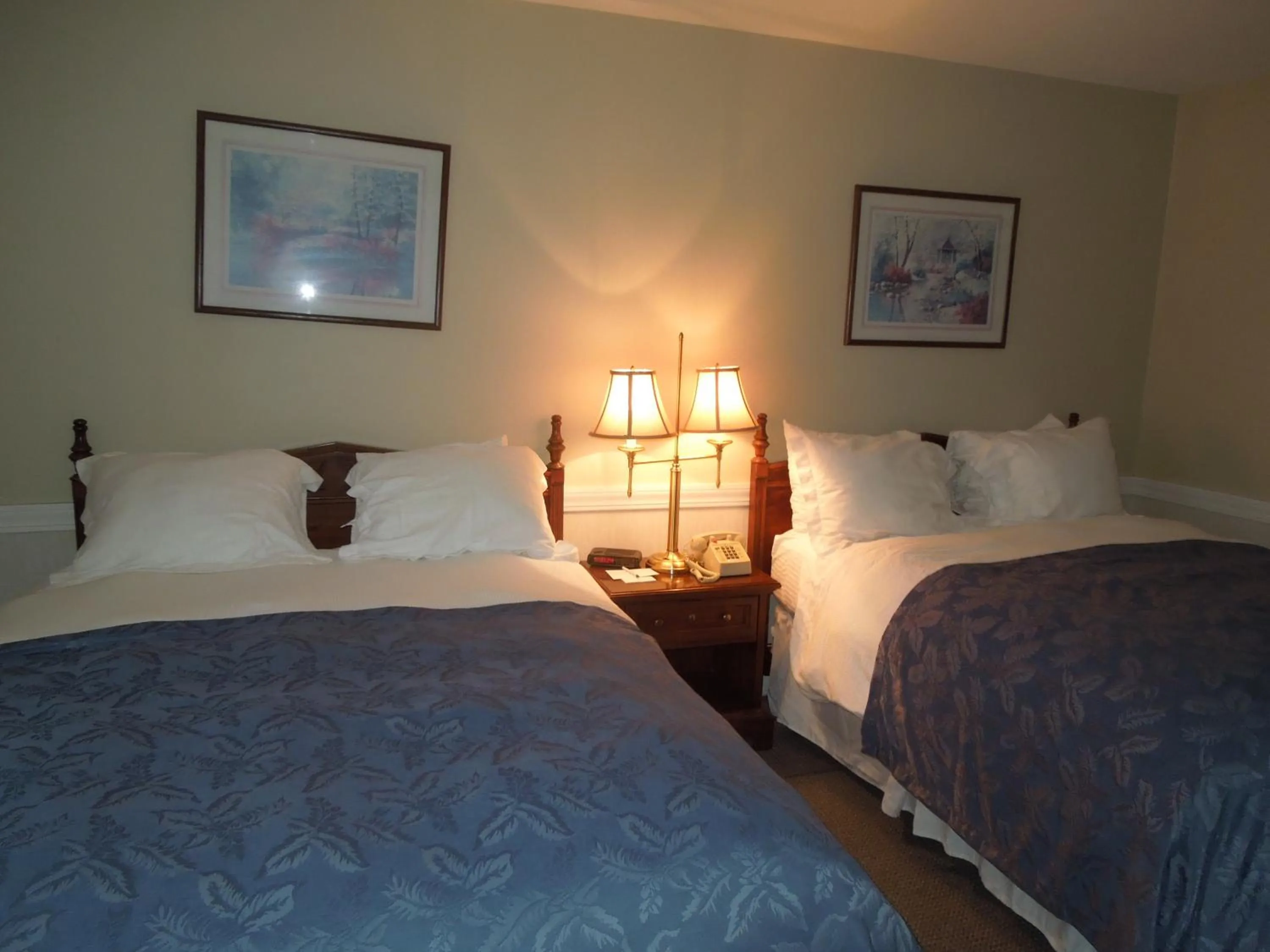 Bed in Eastern Slope Inn Resort