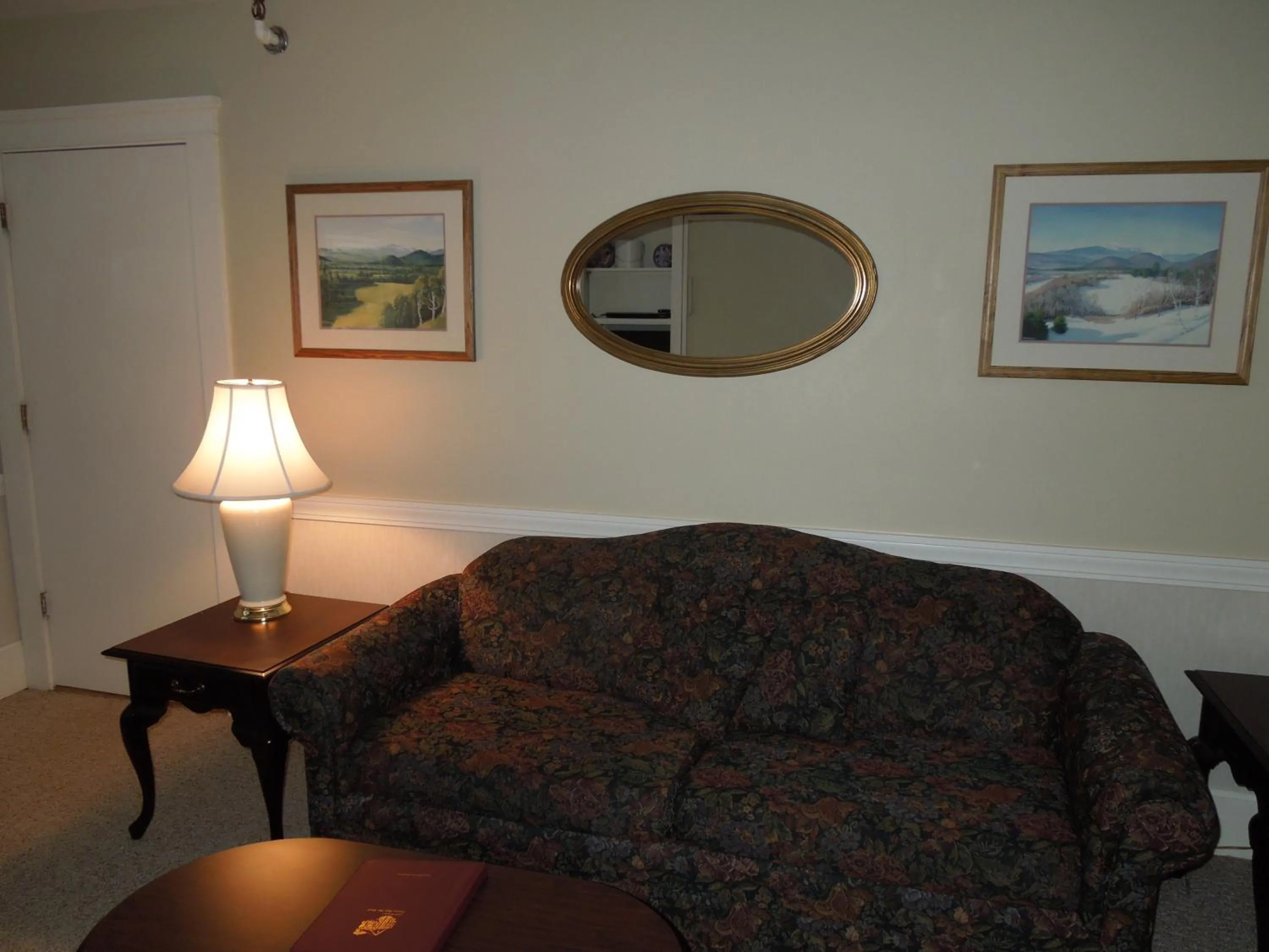 Seating area in Eastern Slope Inn Resort