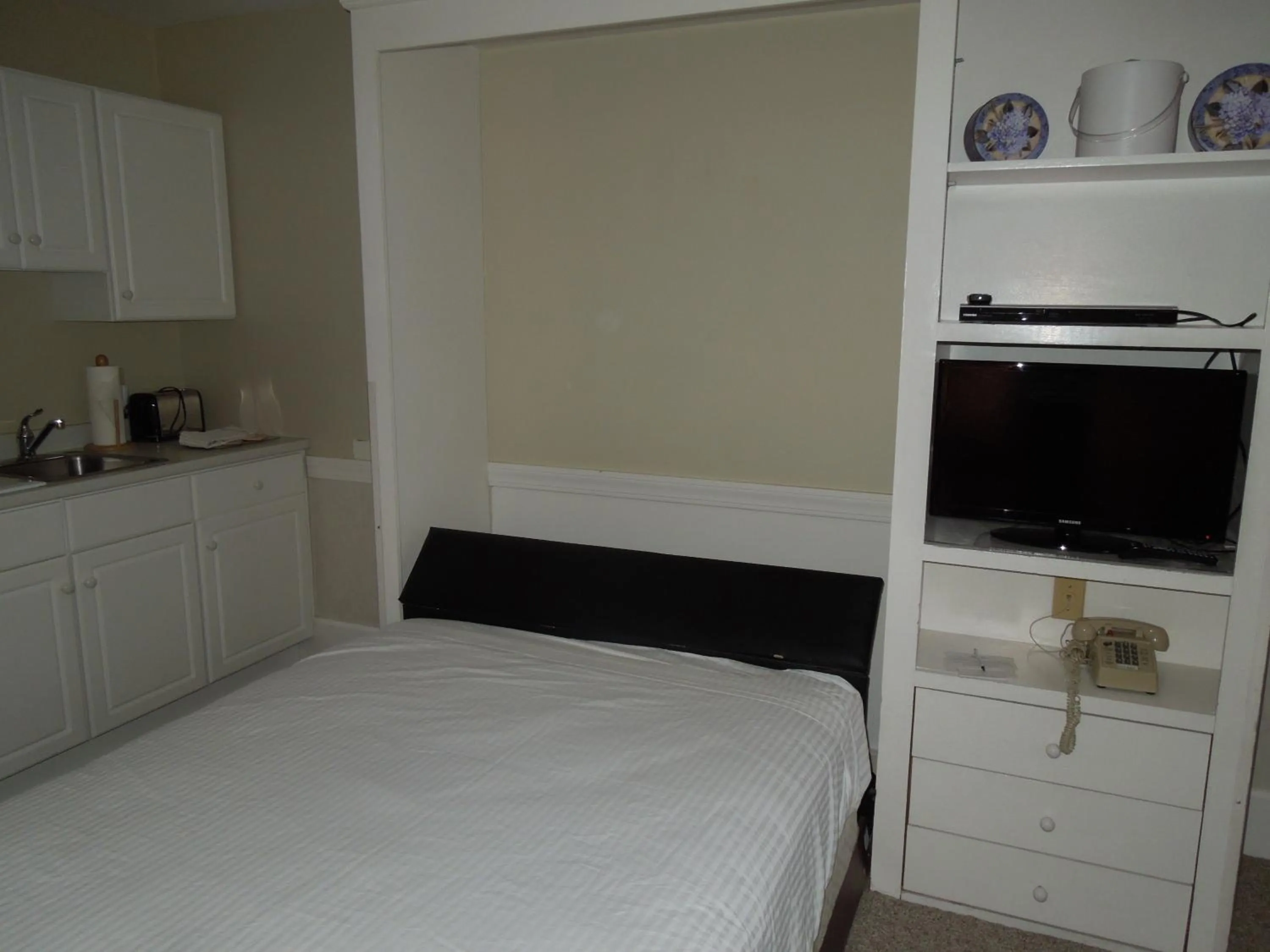 Bed in Eastern Slope Inn Resort