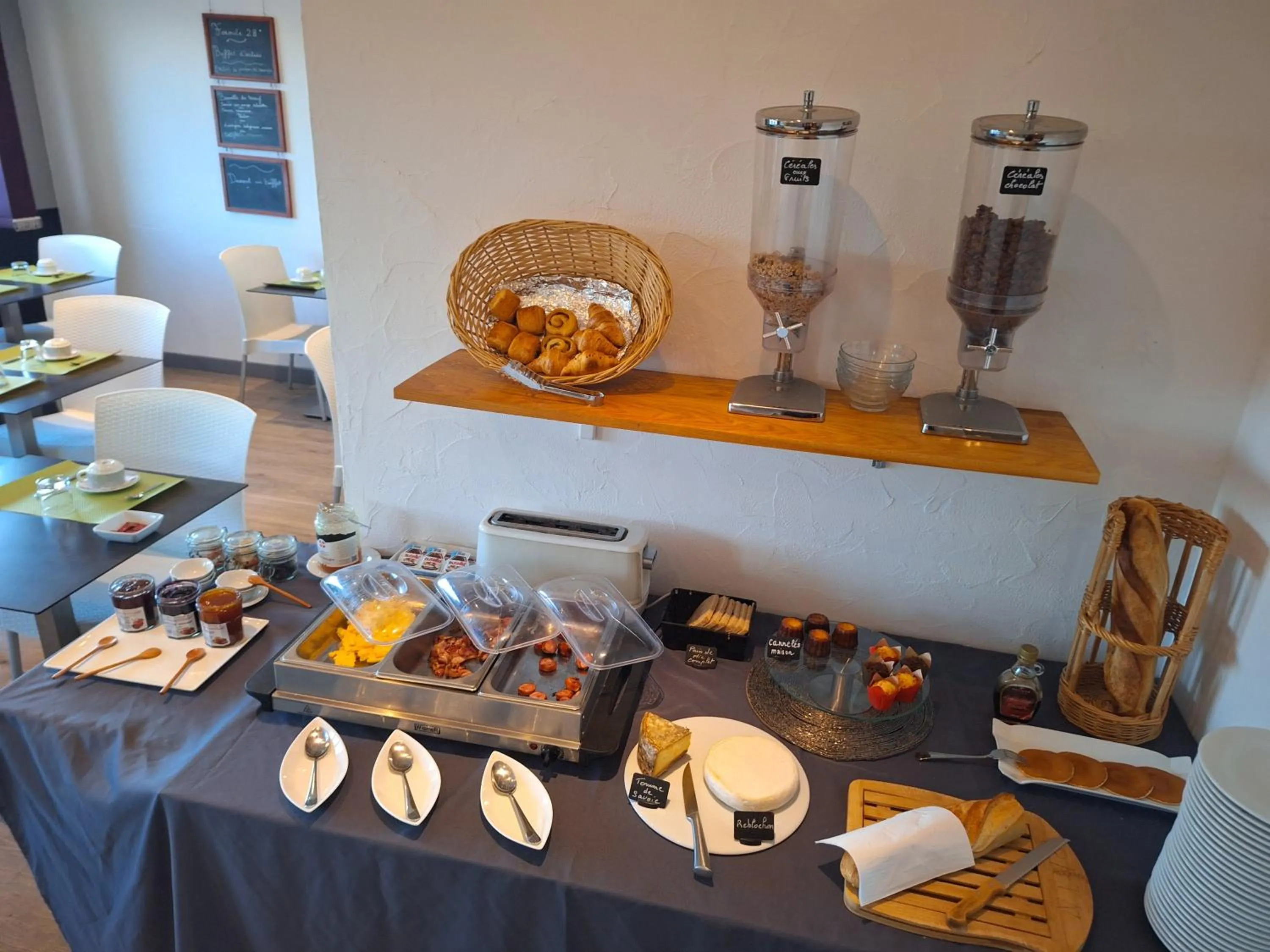 Buffet breakfast in Hotel le Foron