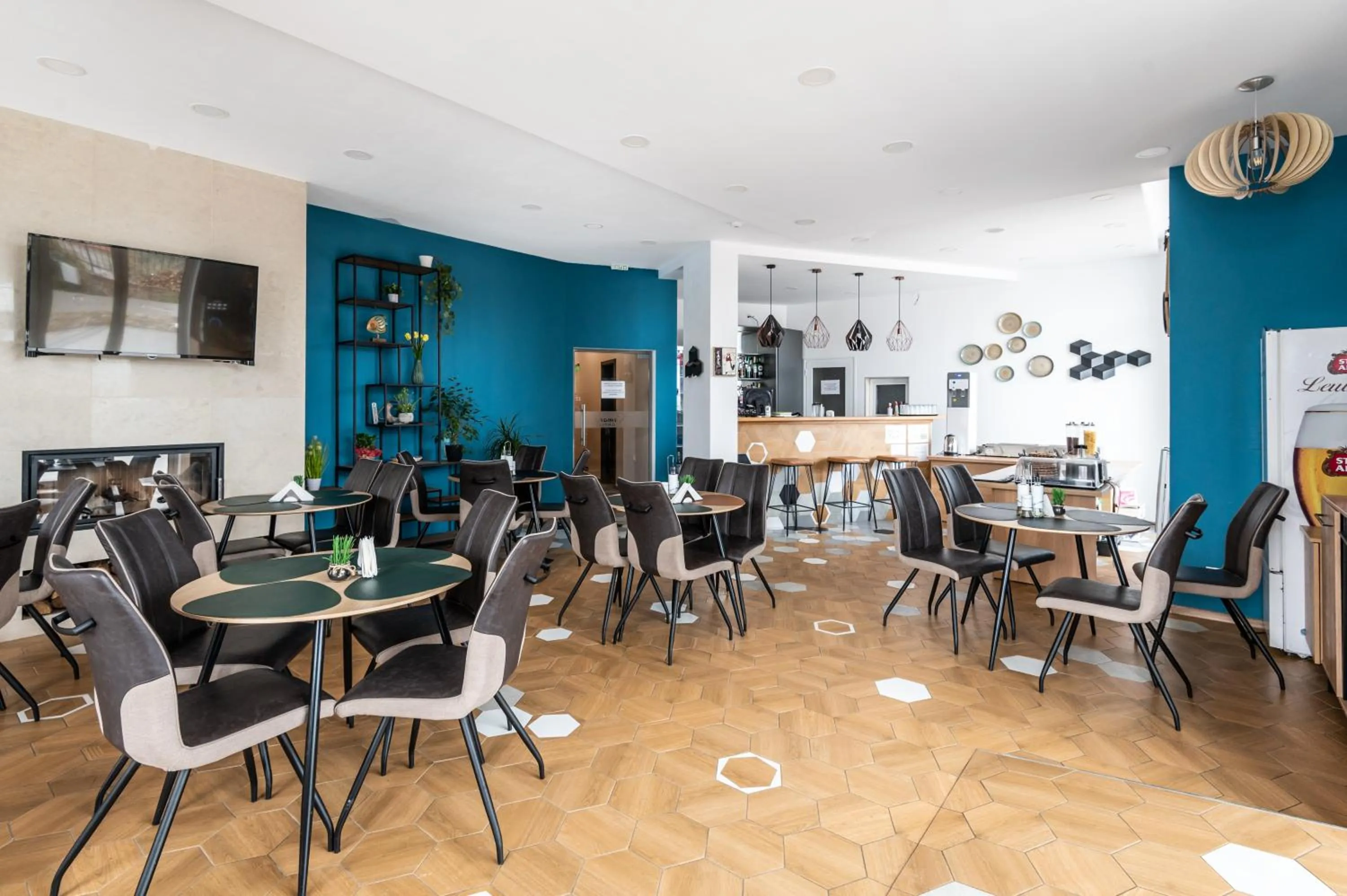 Restaurant/places to eat in Hotel Samara with Relax area