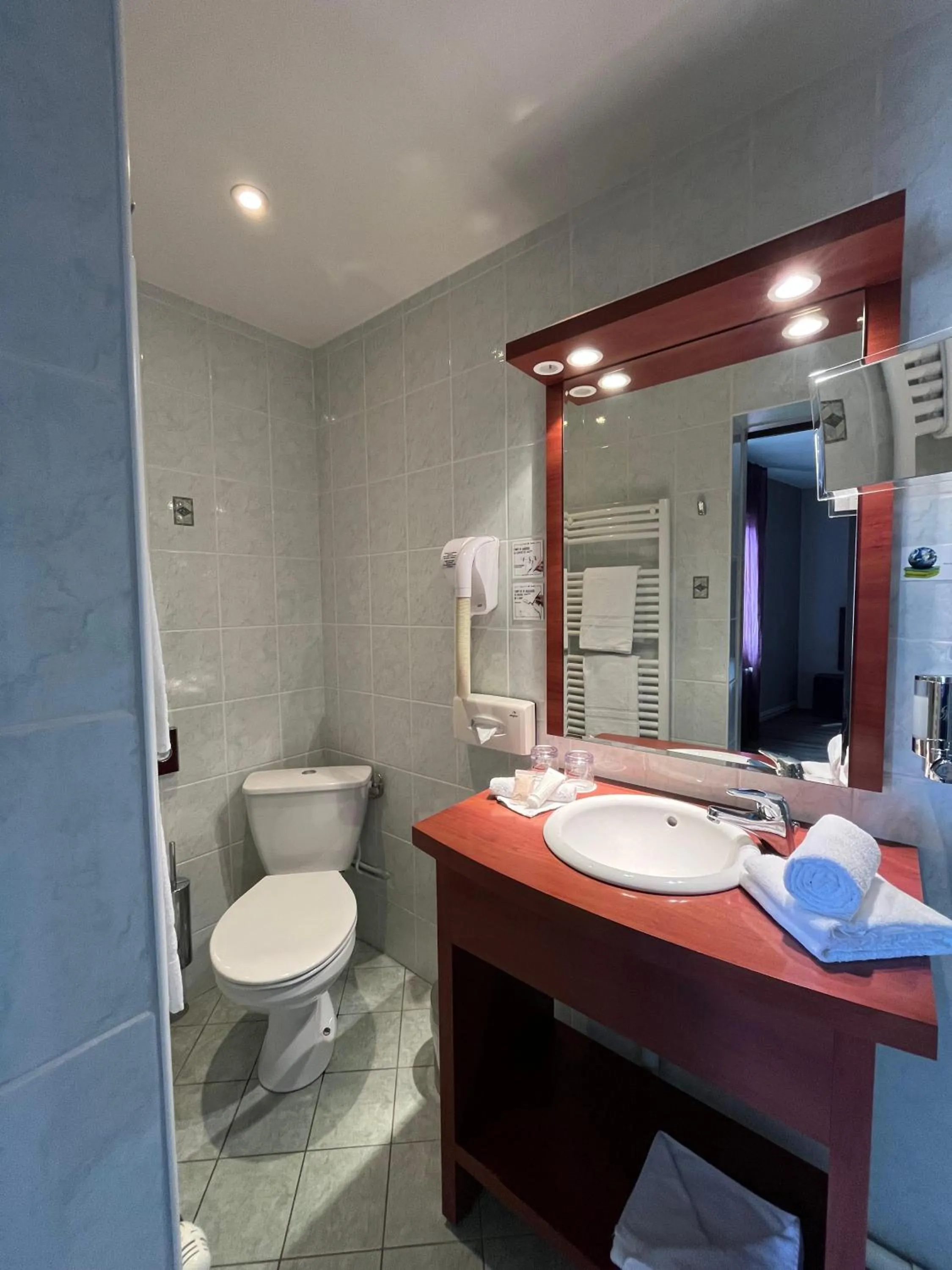 Toilet in The Originals City - Hôtel Saint-Martial, Limoges Centre