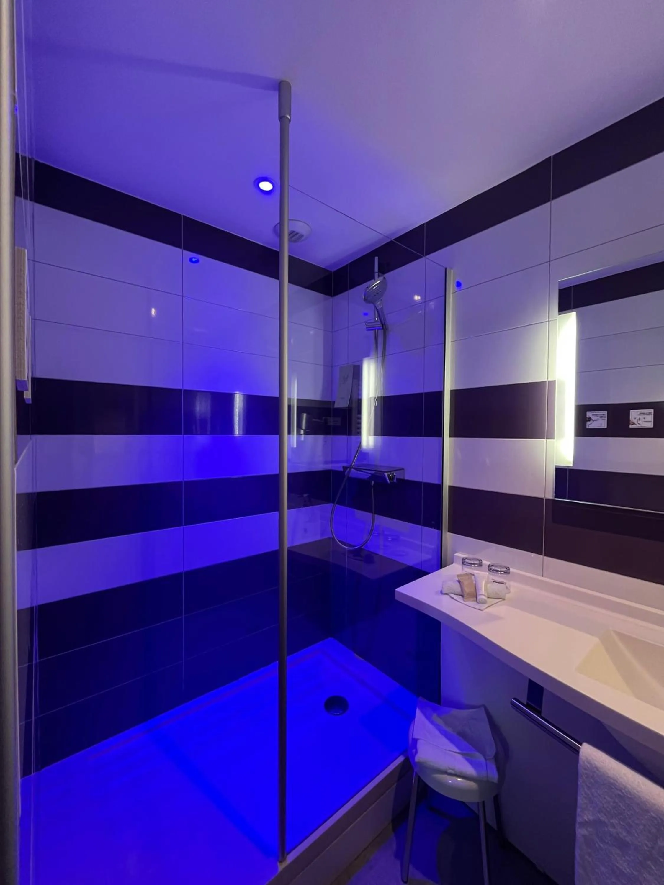 Shower in The Originals City - Hôtel Saint-Martial, Limoges Centre