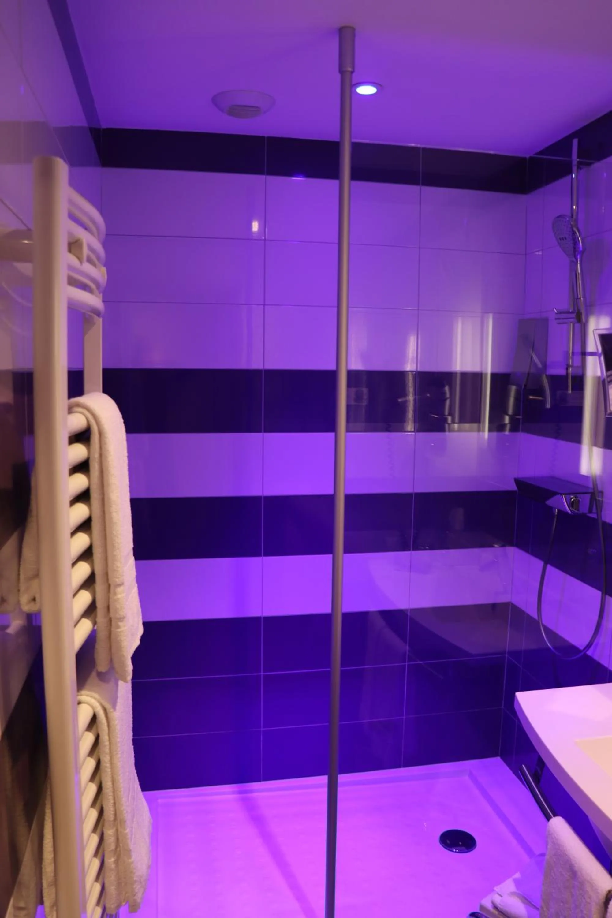 Shower in The Originals City - Hôtel Saint-Martial, Limoges Centre