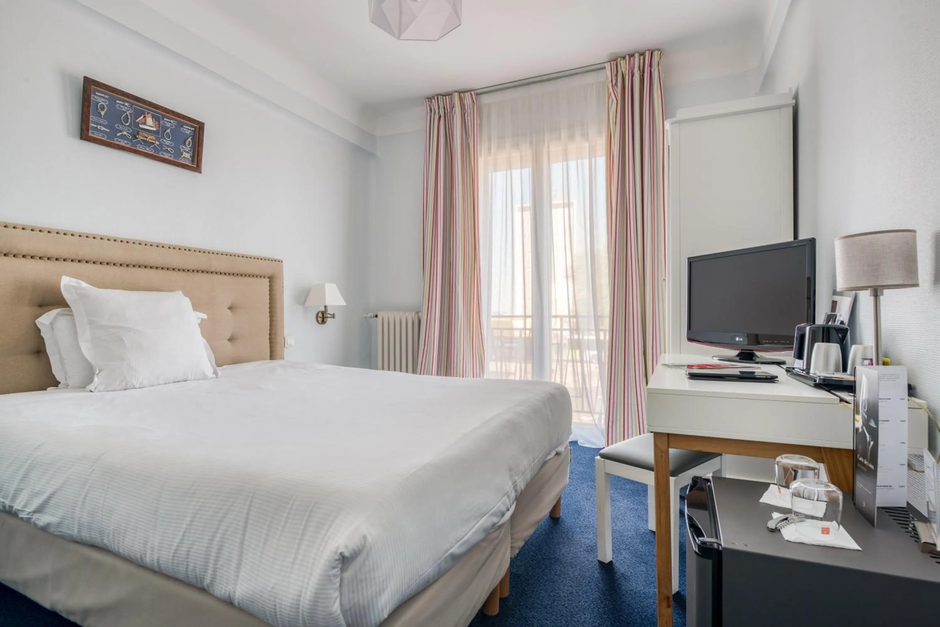 Bed in Hotel Le Berry Saint-Nazaire