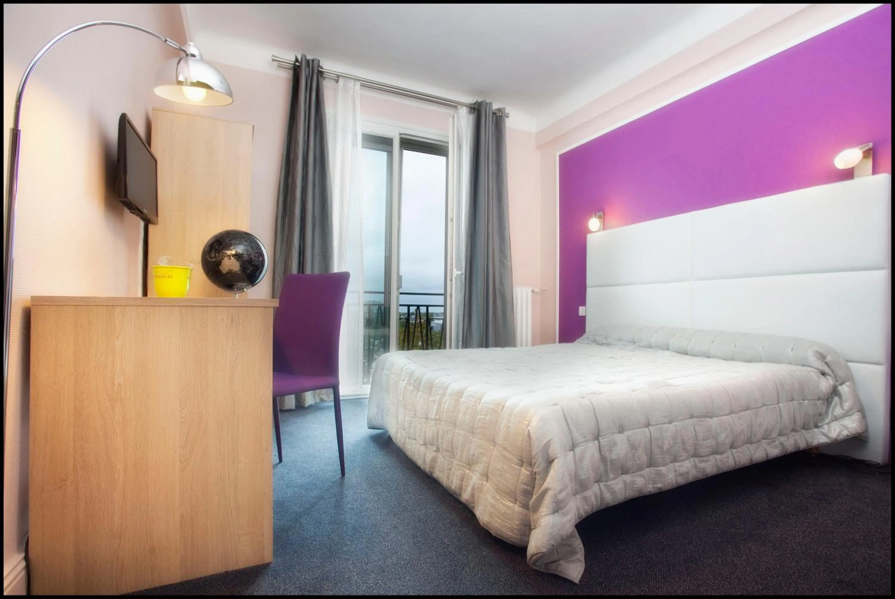 Bedroom, Bed in Hotel Le Berry Saint-Nazaire