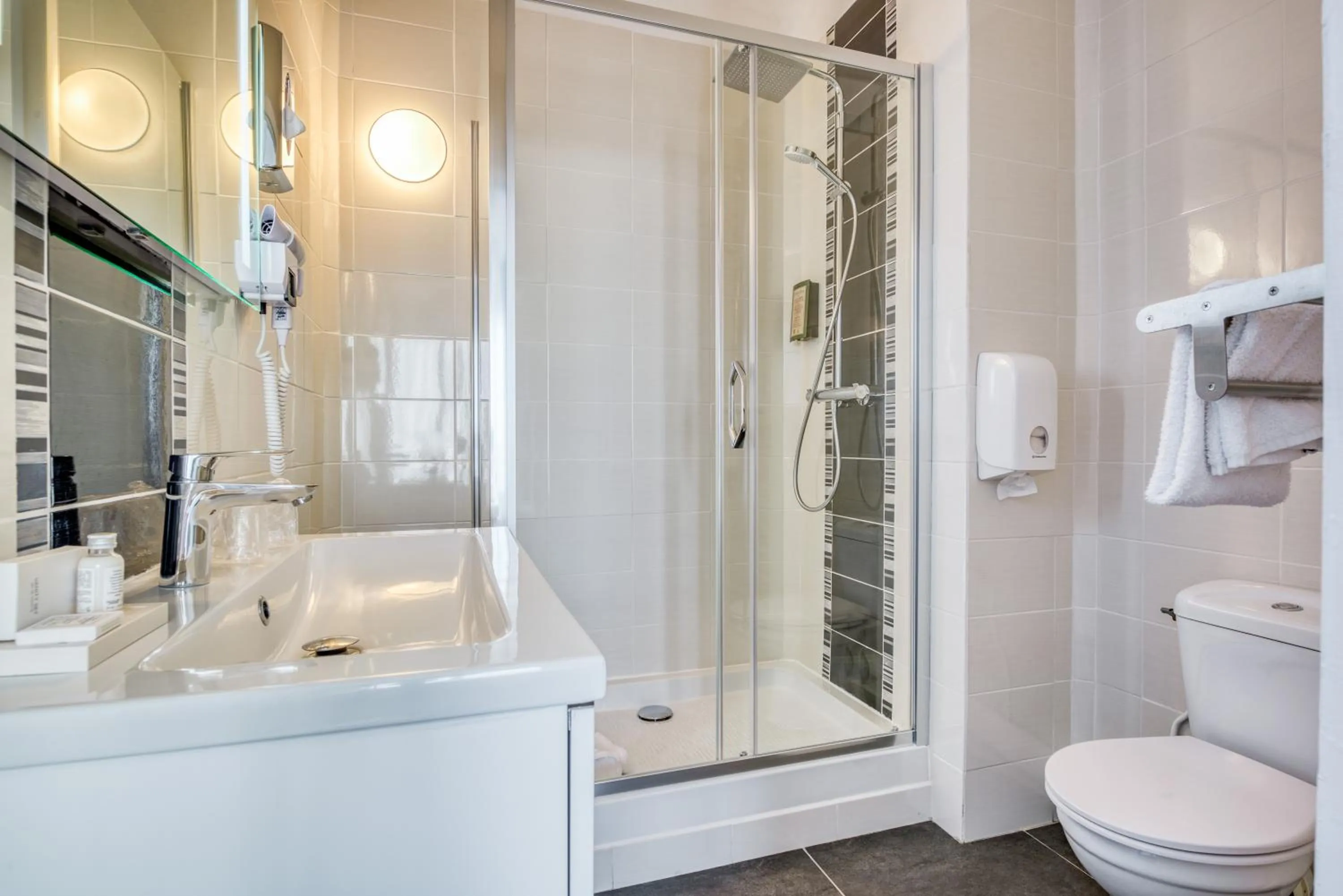 Bathroom in Hotel Le Berry Saint-Nazaire