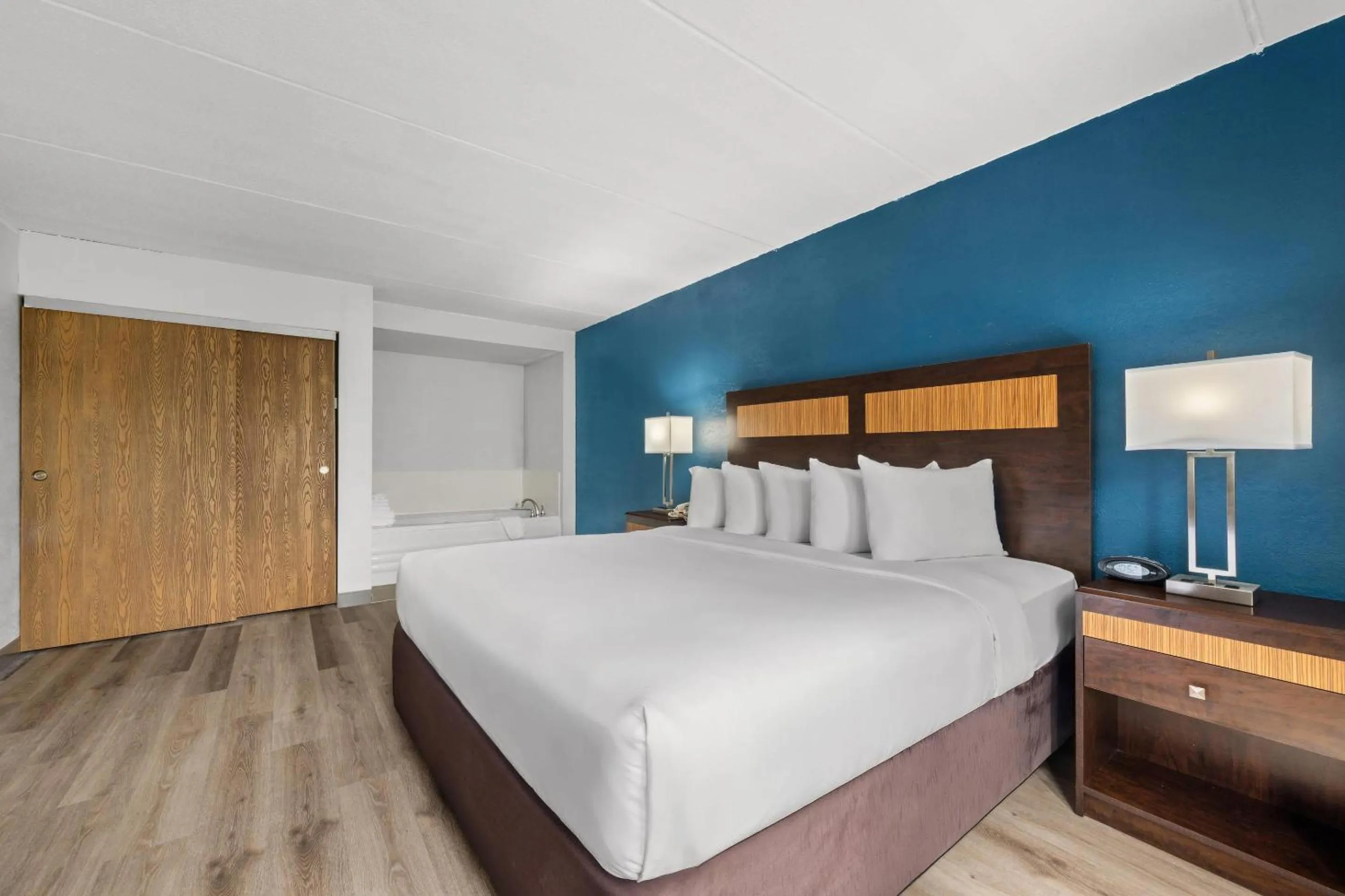 Bedroom, Bed in Comfort Suites Near Casinos