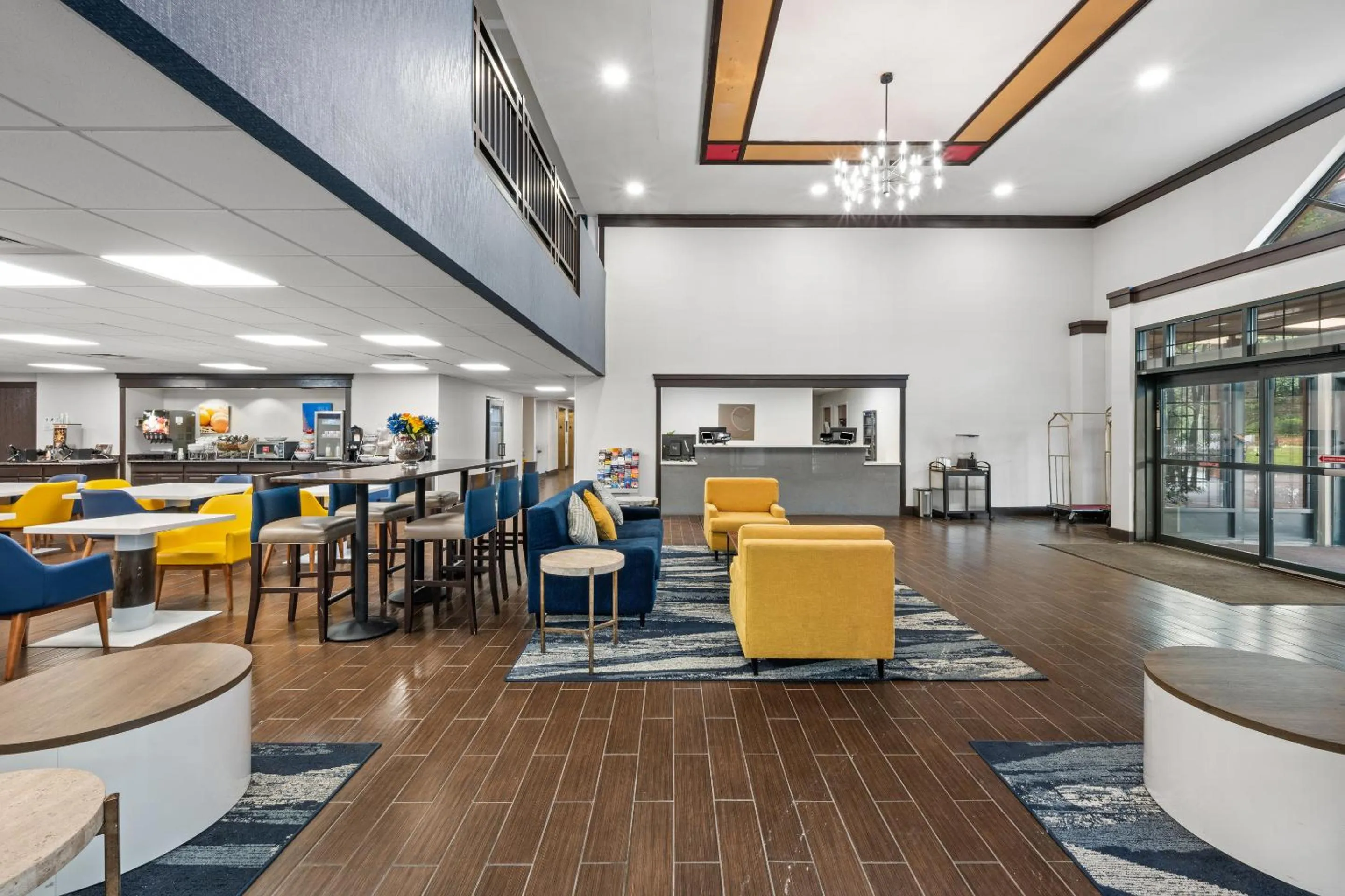 Seating area in Comfort Suites Near Casinos