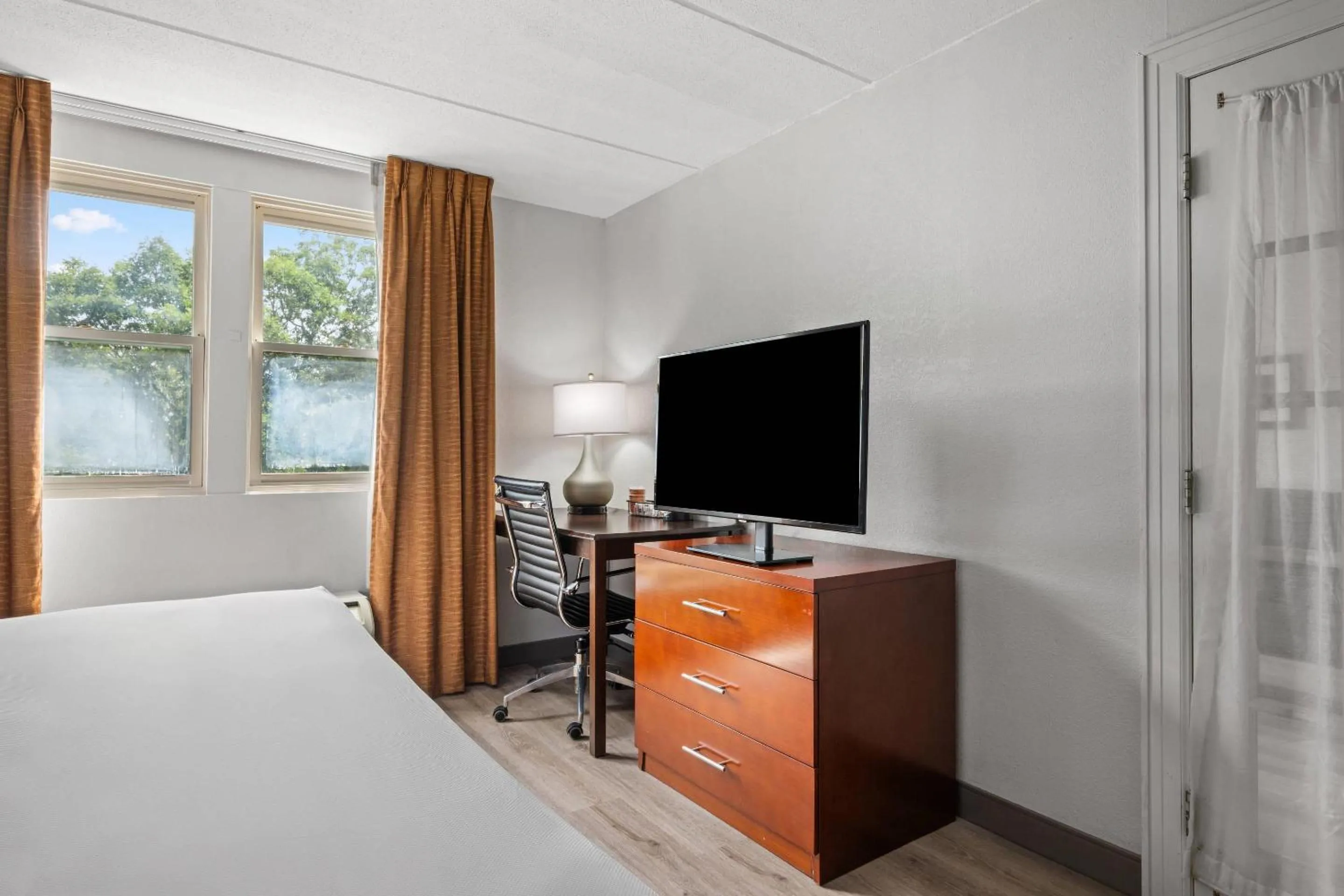 Bedroom, Bed in Comfort Suites Near Casinos