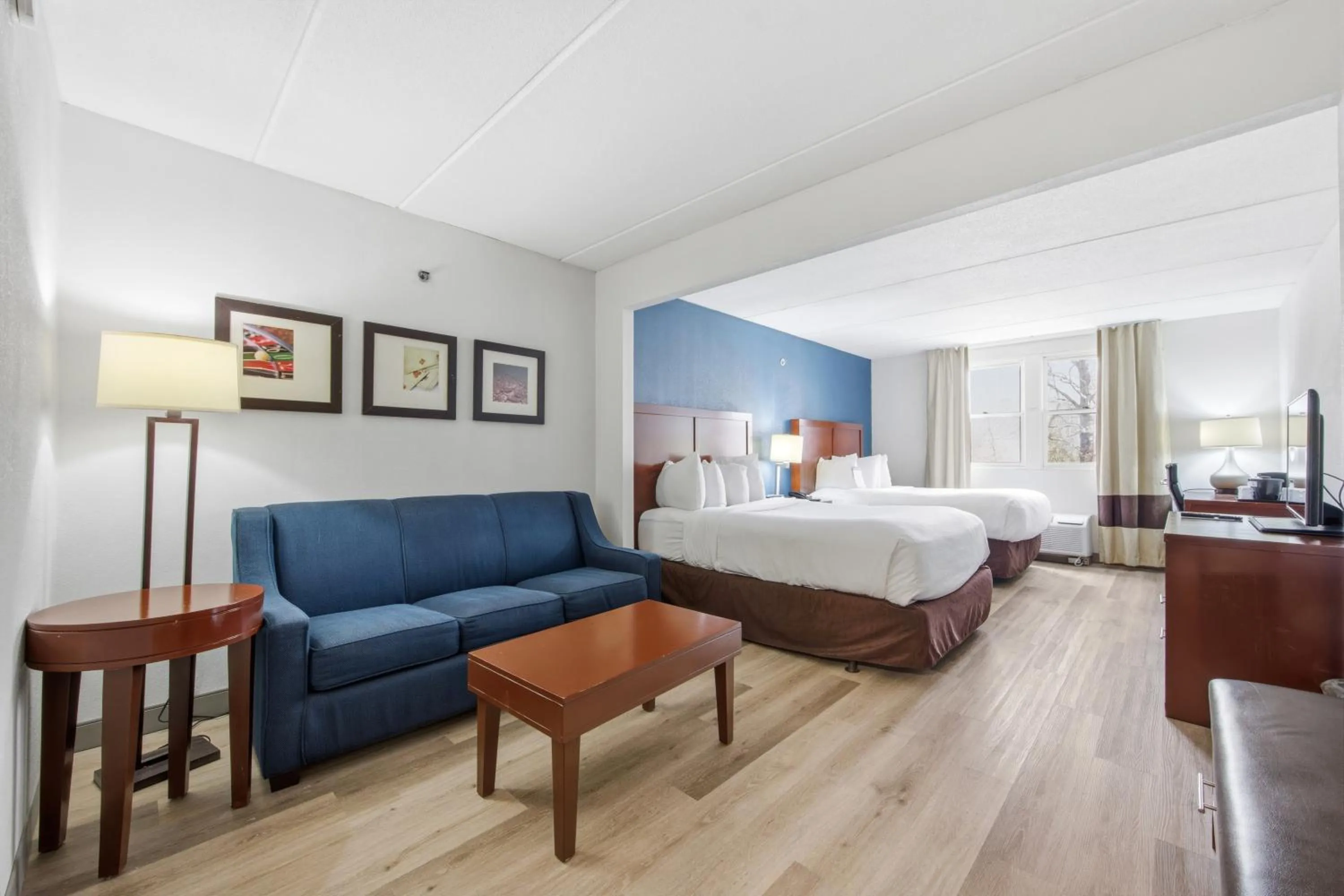 Bedroom, Bed in Comfort Suites Near Casinos