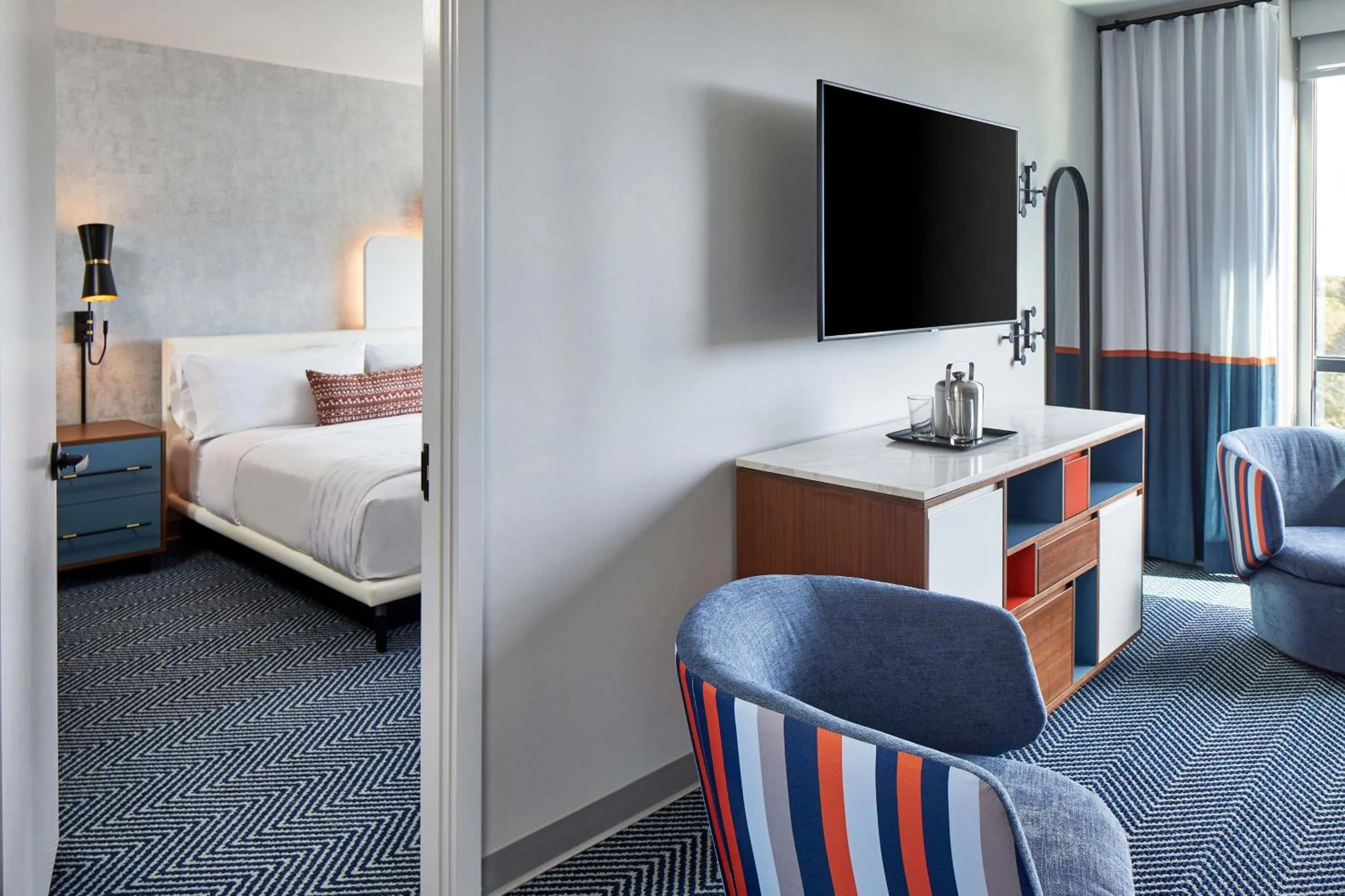 Photo of the whole room, Bed in Le Méridien St. Louis Clayton