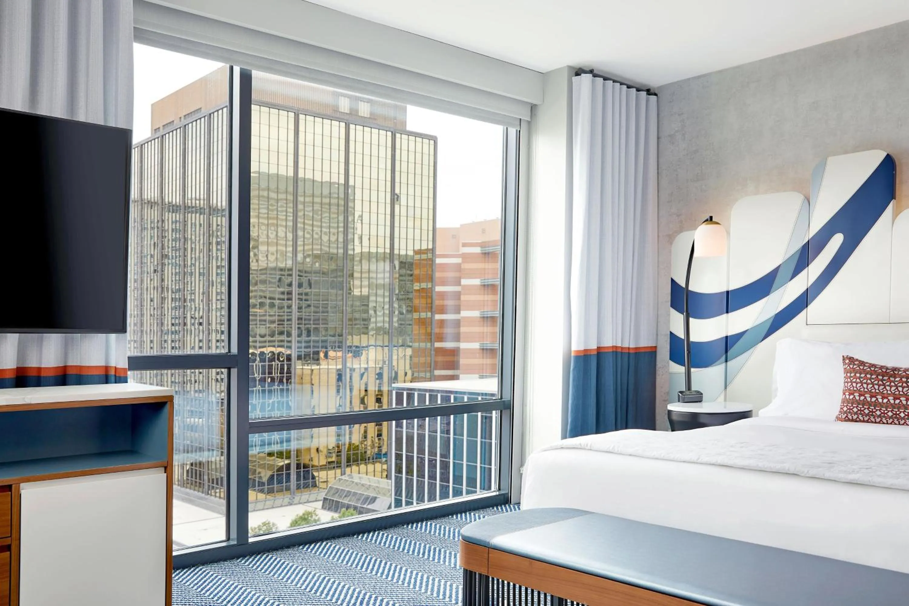 Photo of the whole room, Bed in Le Méridien St. Louis Clayton