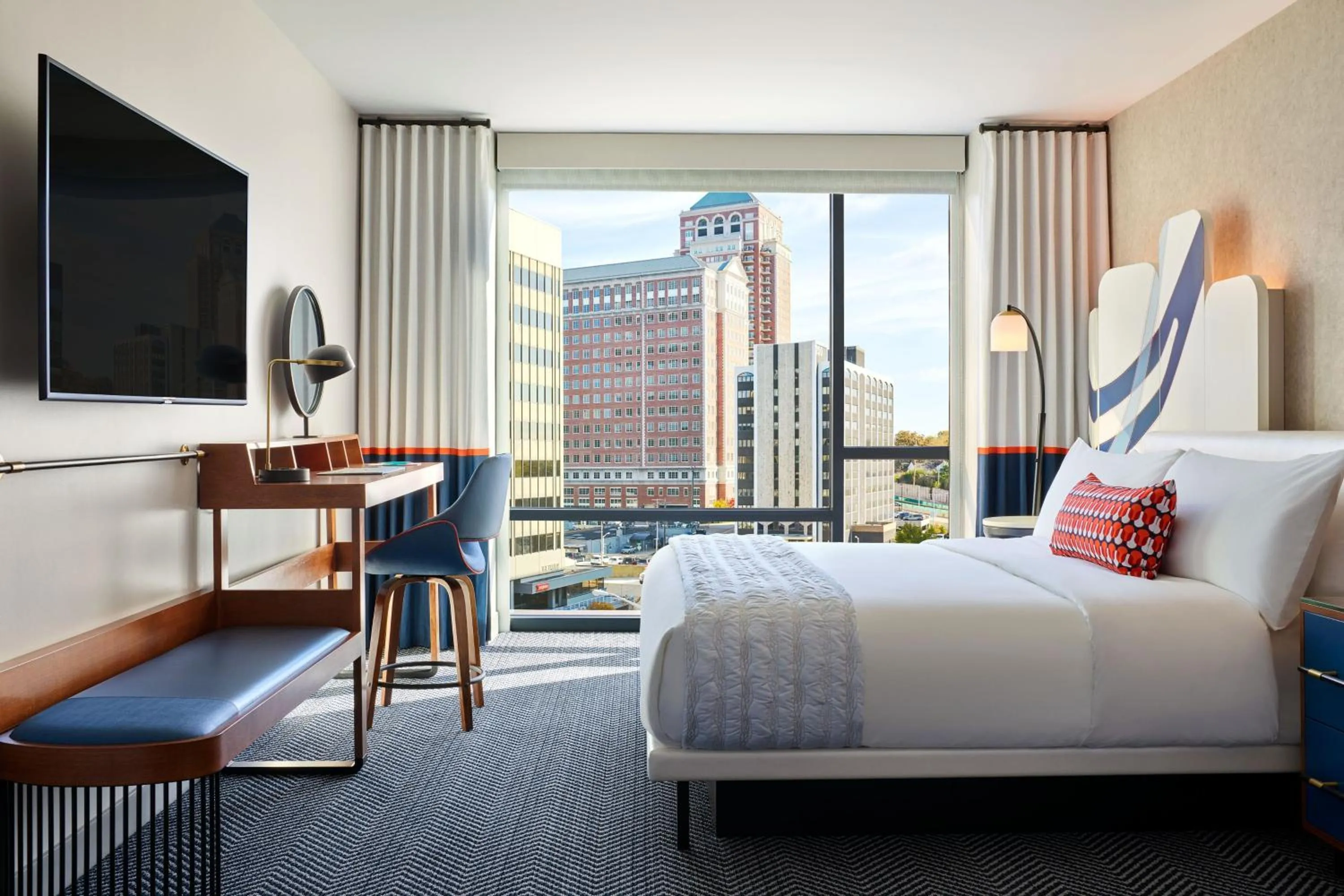 Photo of the whole room, Bed in Le Méridien St. Louis Clayton