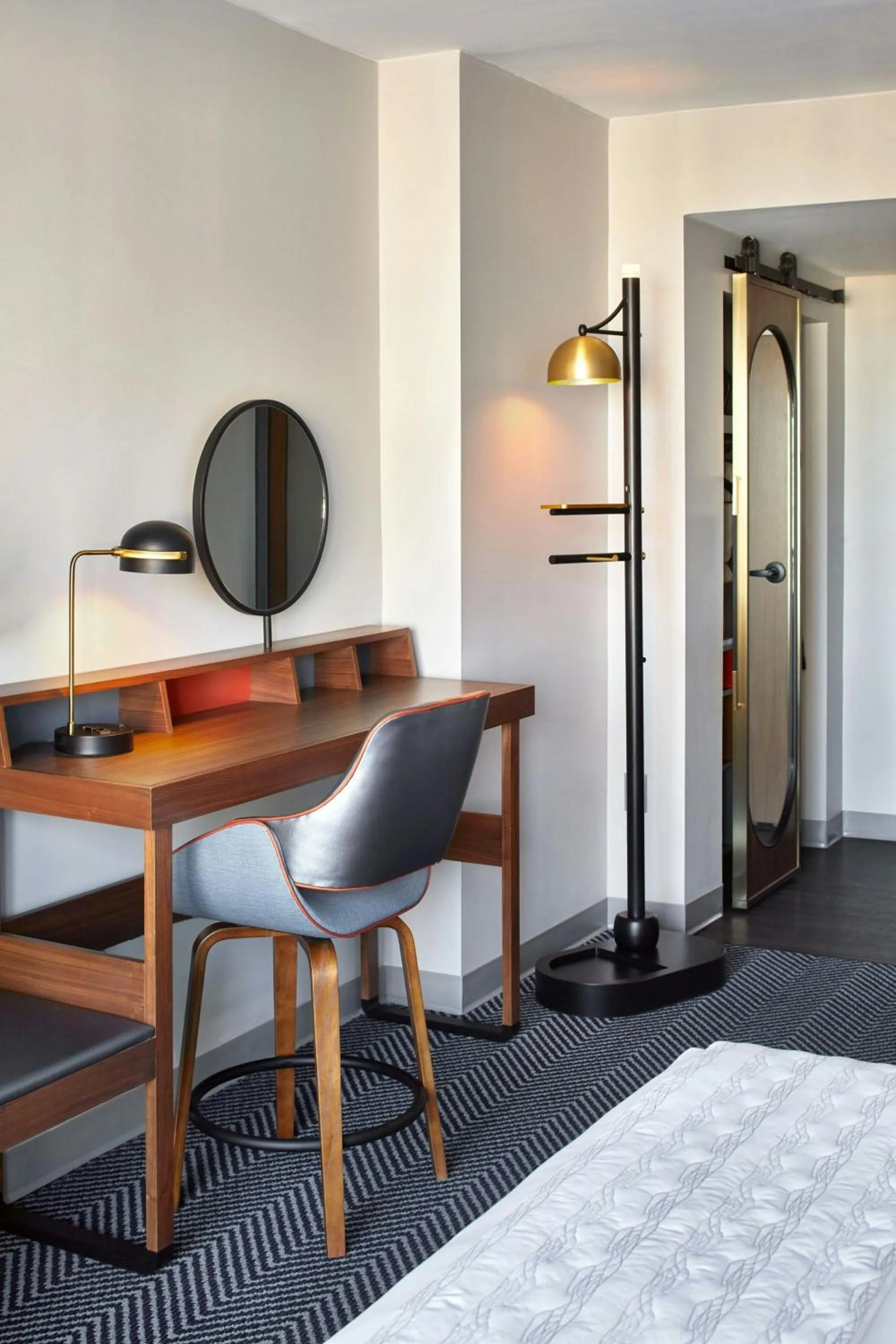 Photo of the whole room, Bed in Le Méridien St. Louis Clayton