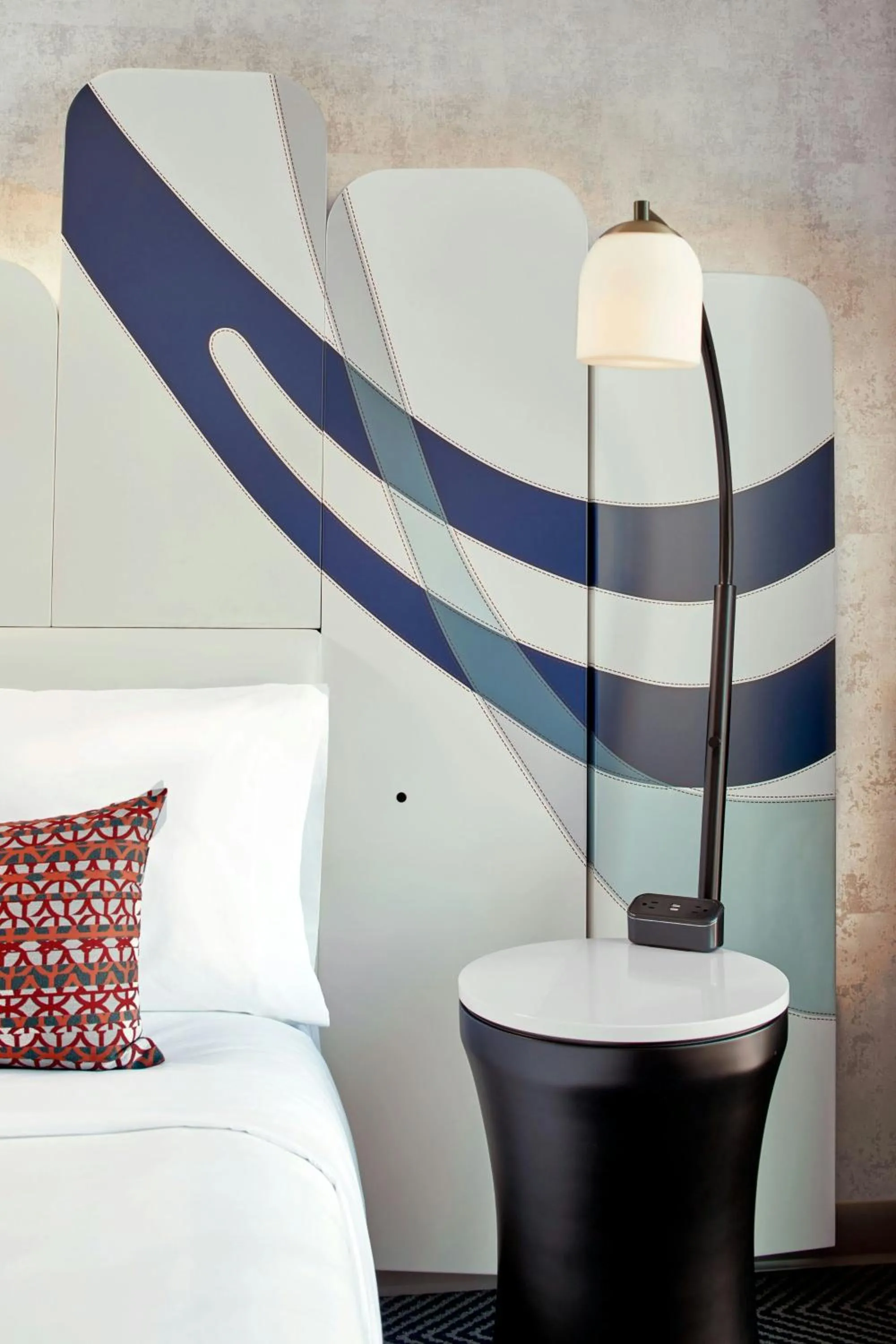 Photo of the whole room, Bed in Le Méridien St. Louis Clayton