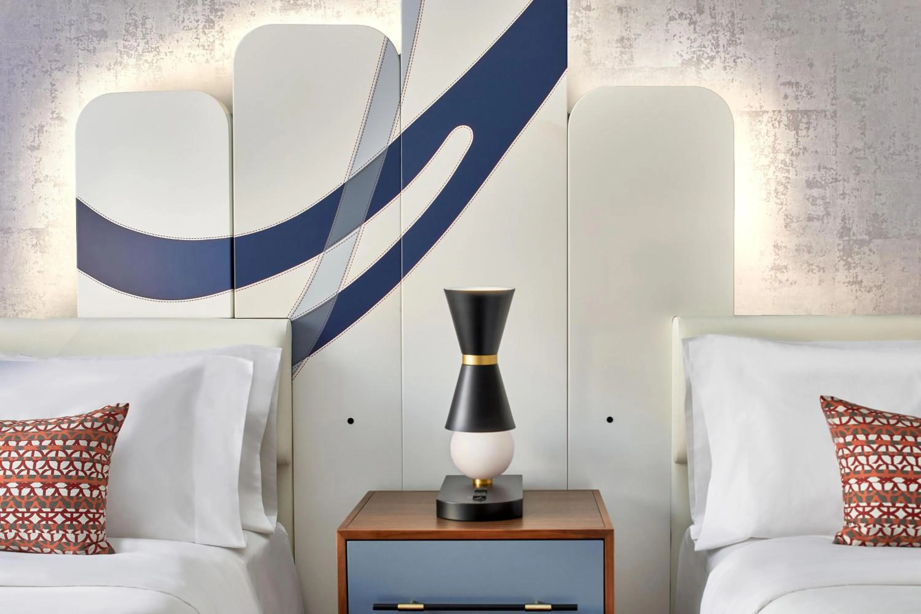 Photo of the whole room, Bed in Le Méridien St. Louis Clayton