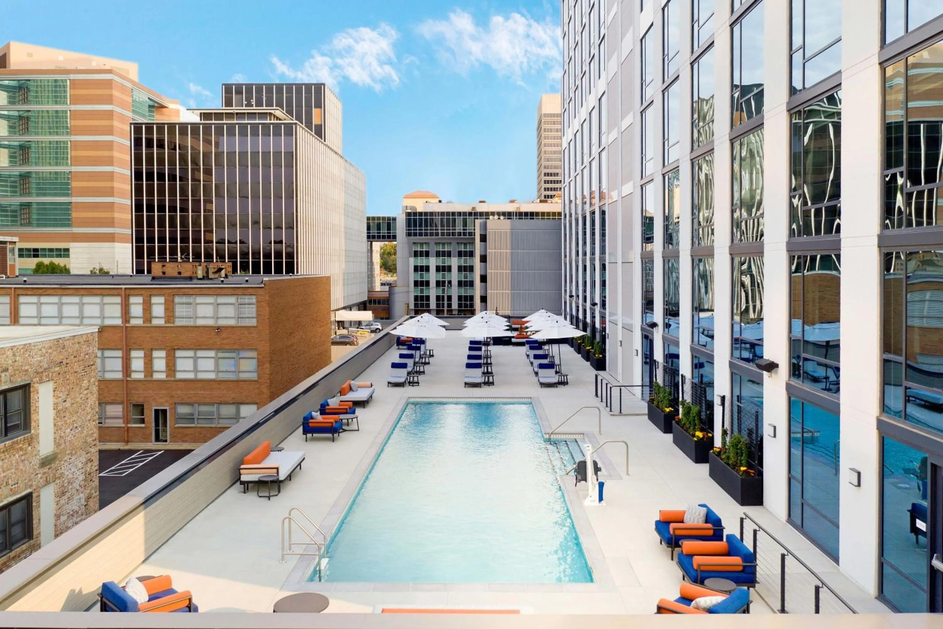 Swimming pool in Le Méridien St. Louis Clayton