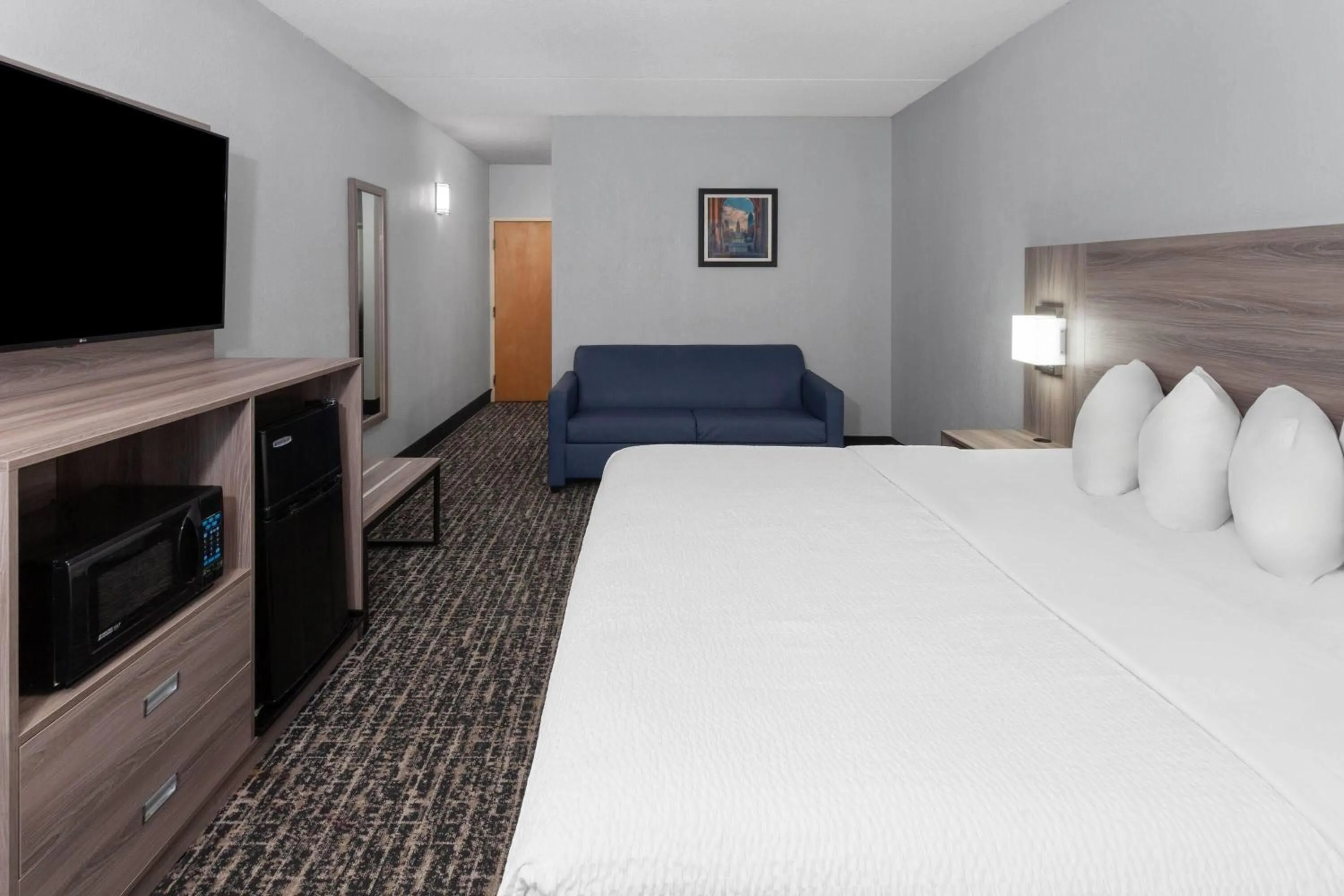 Photo of the whole room, Bed in Baymont by Wyndham Indianapolis South
