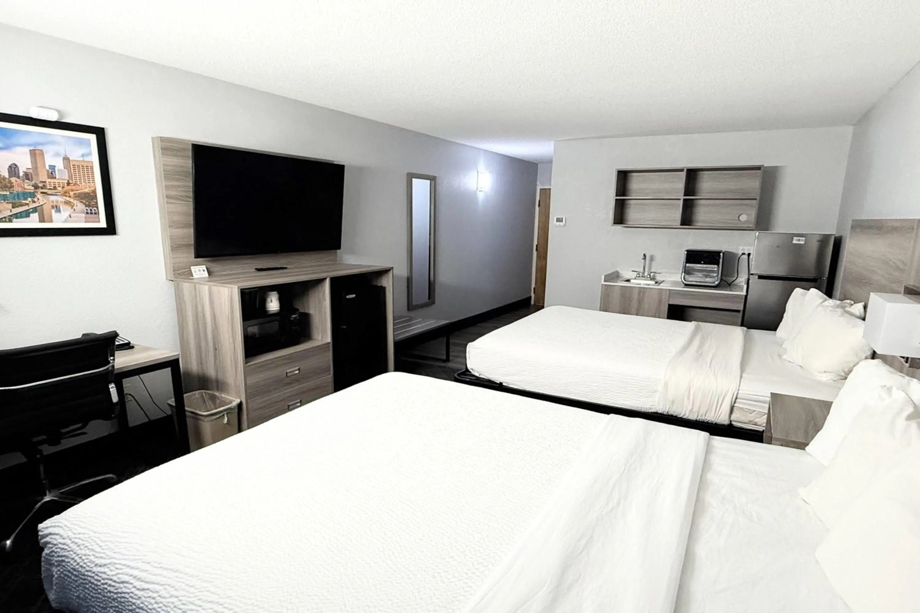 Photo of the whole room, Bed in Baymont by Wyndham Indianapolis South