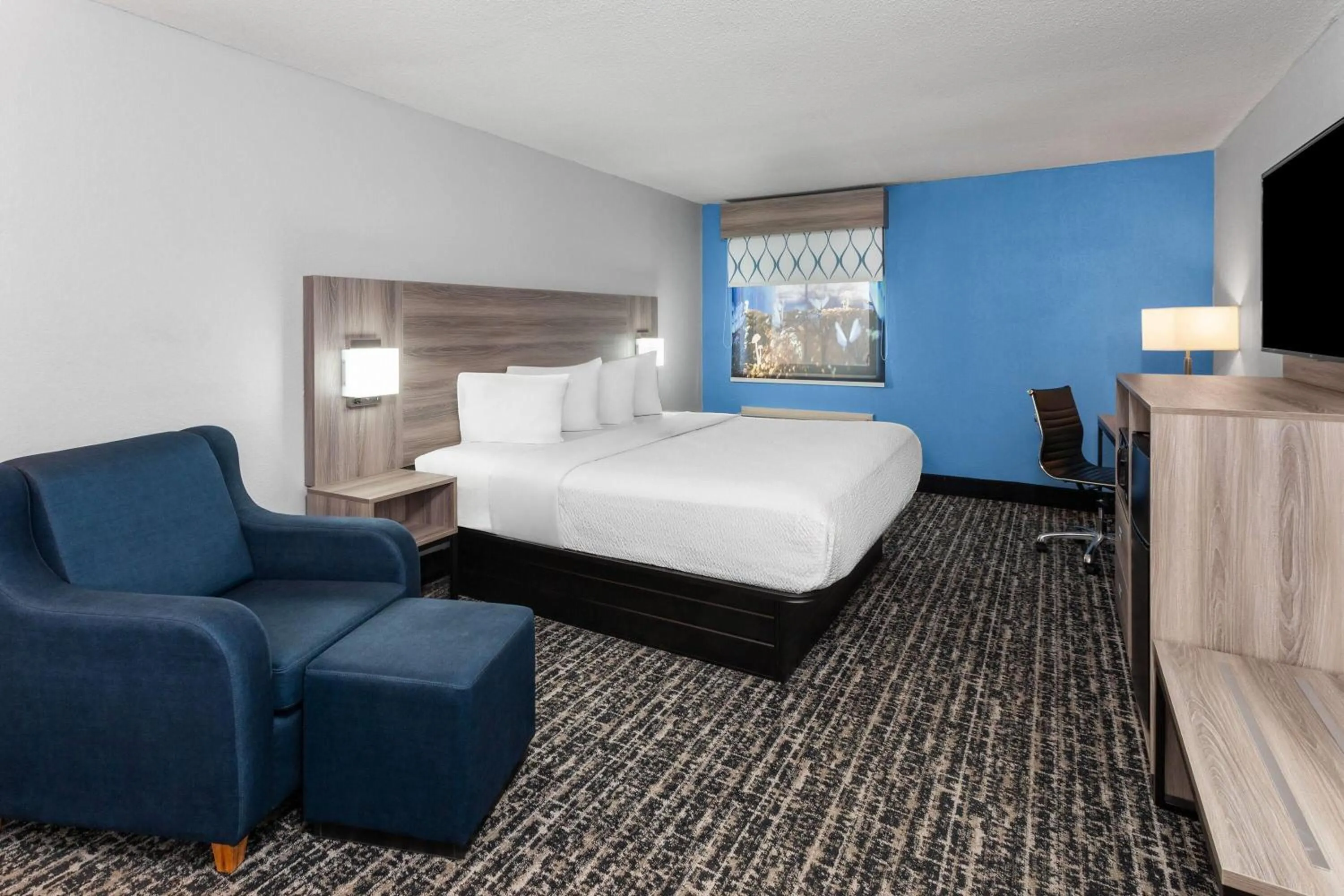 Photo of the whole room, Bed in Baymont by Wyndham Indianapolis South