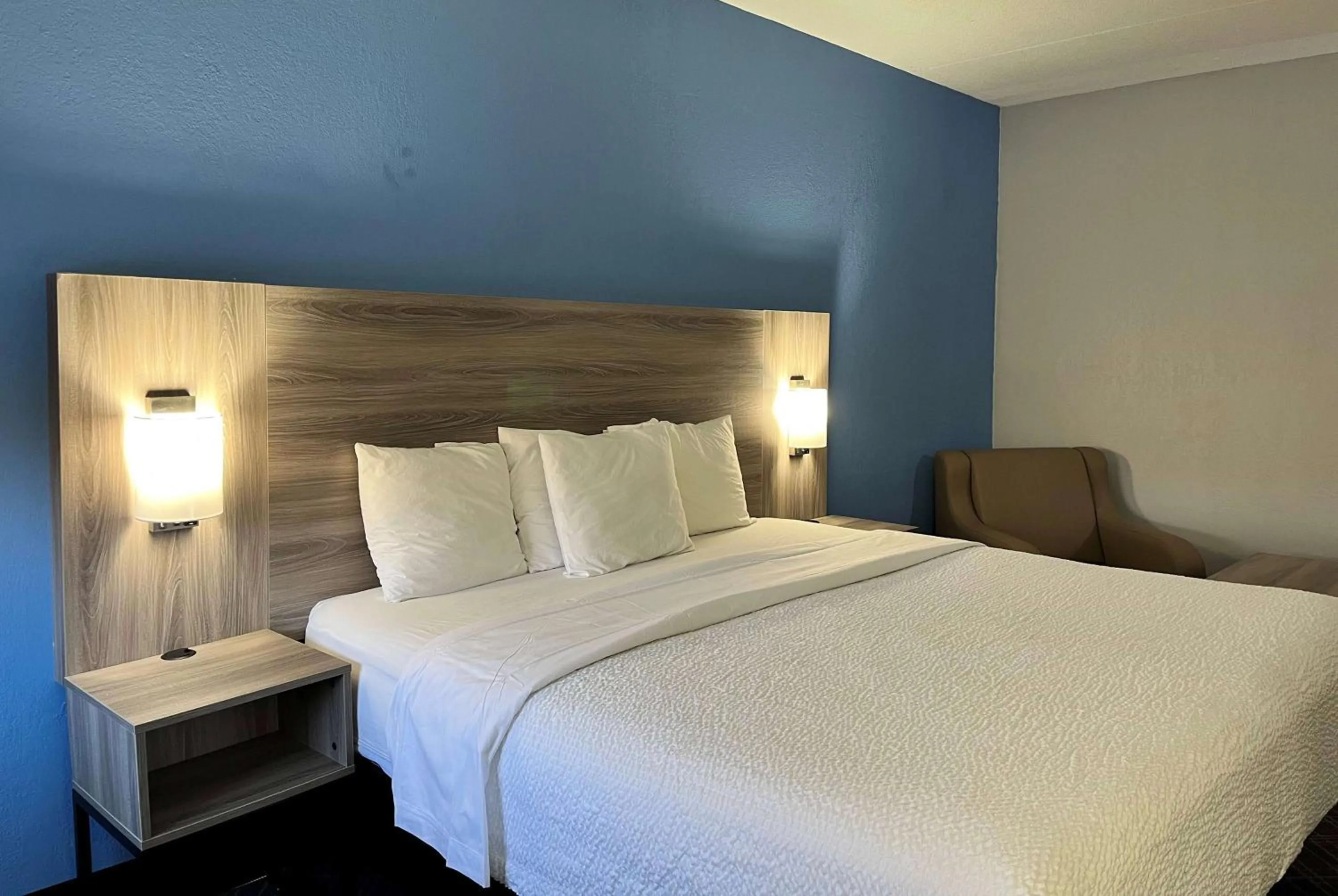 Photo of the whole room, Bed in Baymont by Wyndham Indianapolis South