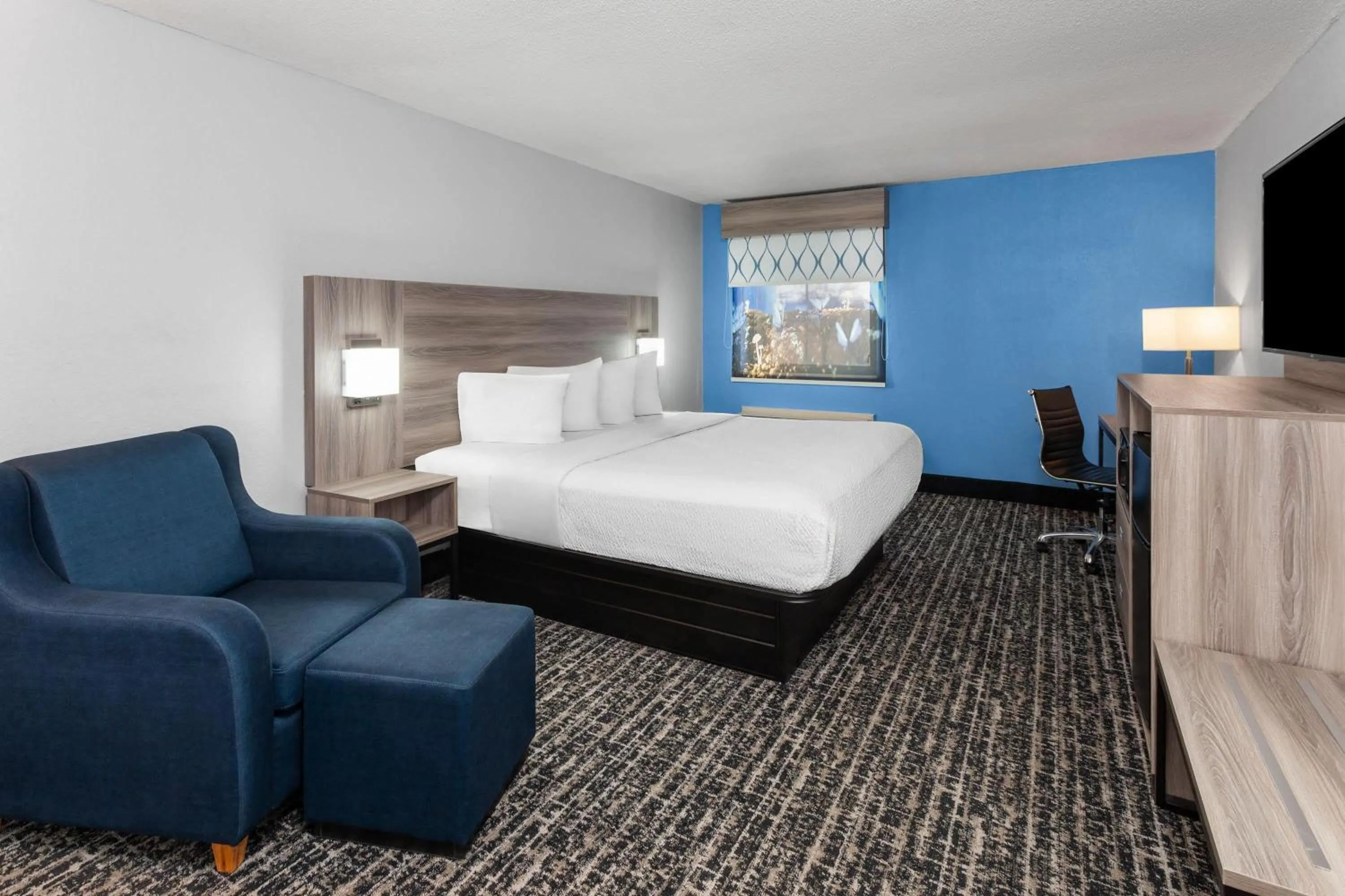 Photo of the whole room, Bed in Baymont by Wyndham Indianapolis South